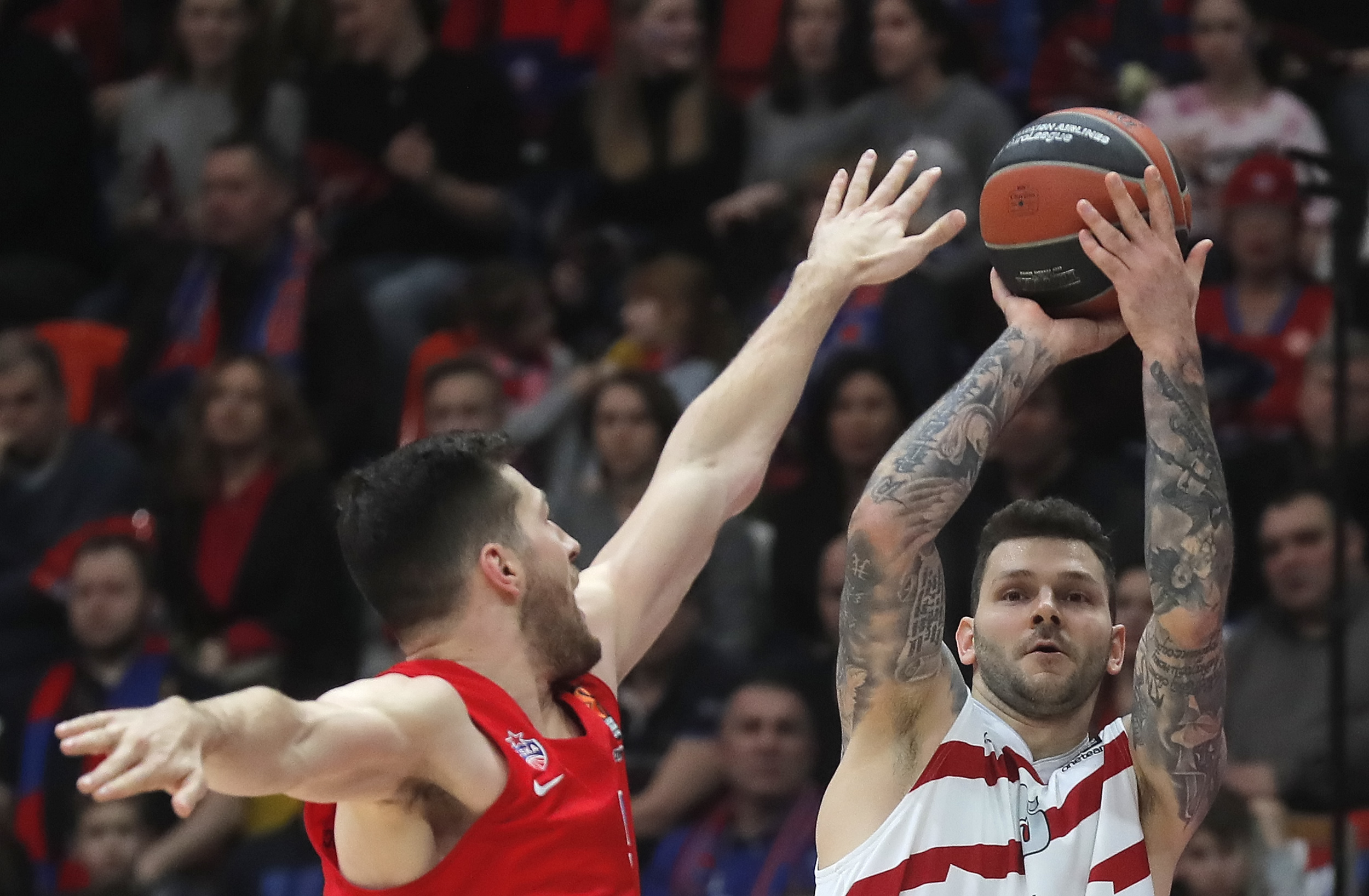 epa07422894 Vladimir Micov (R)  of Armani Olimpia Milan in action against Alec Peters (L) of CSKA Moscow during the Euroleague basketball match between CSKA Moscow and Armani Olimpia Milan in Moscow, Russia, 08 March 2019.  EPA-EFE/MAXIM SHIPENKOV
