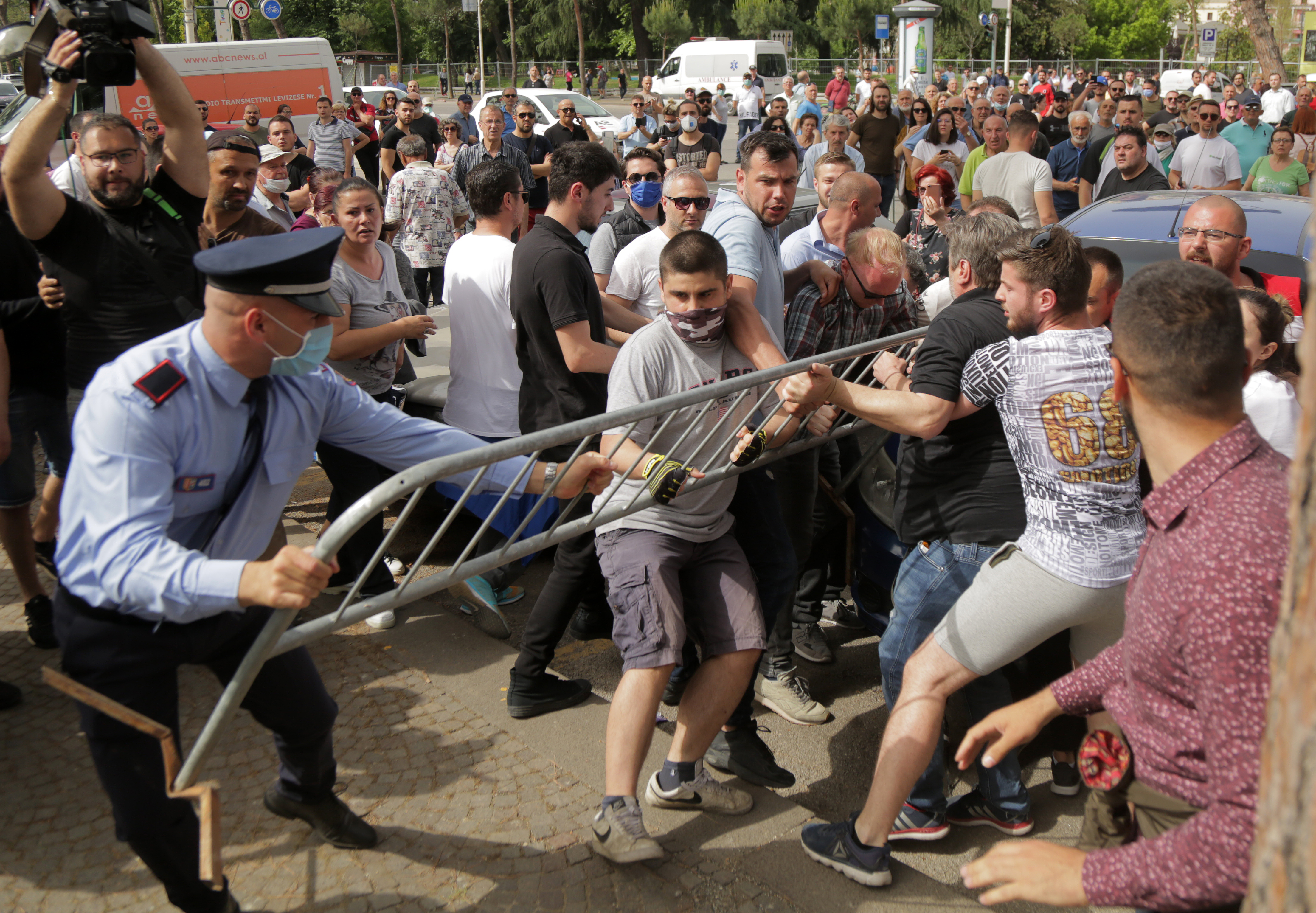 Albanija, Albania protest against national theatre demolition