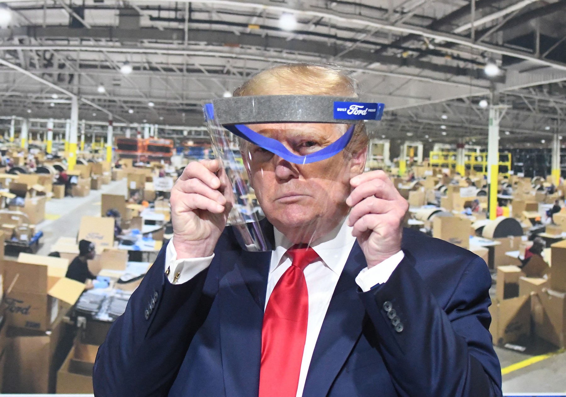 Tramp, Ford fabrika, Trump Removes Mask Before Facing Cameras - Michigan