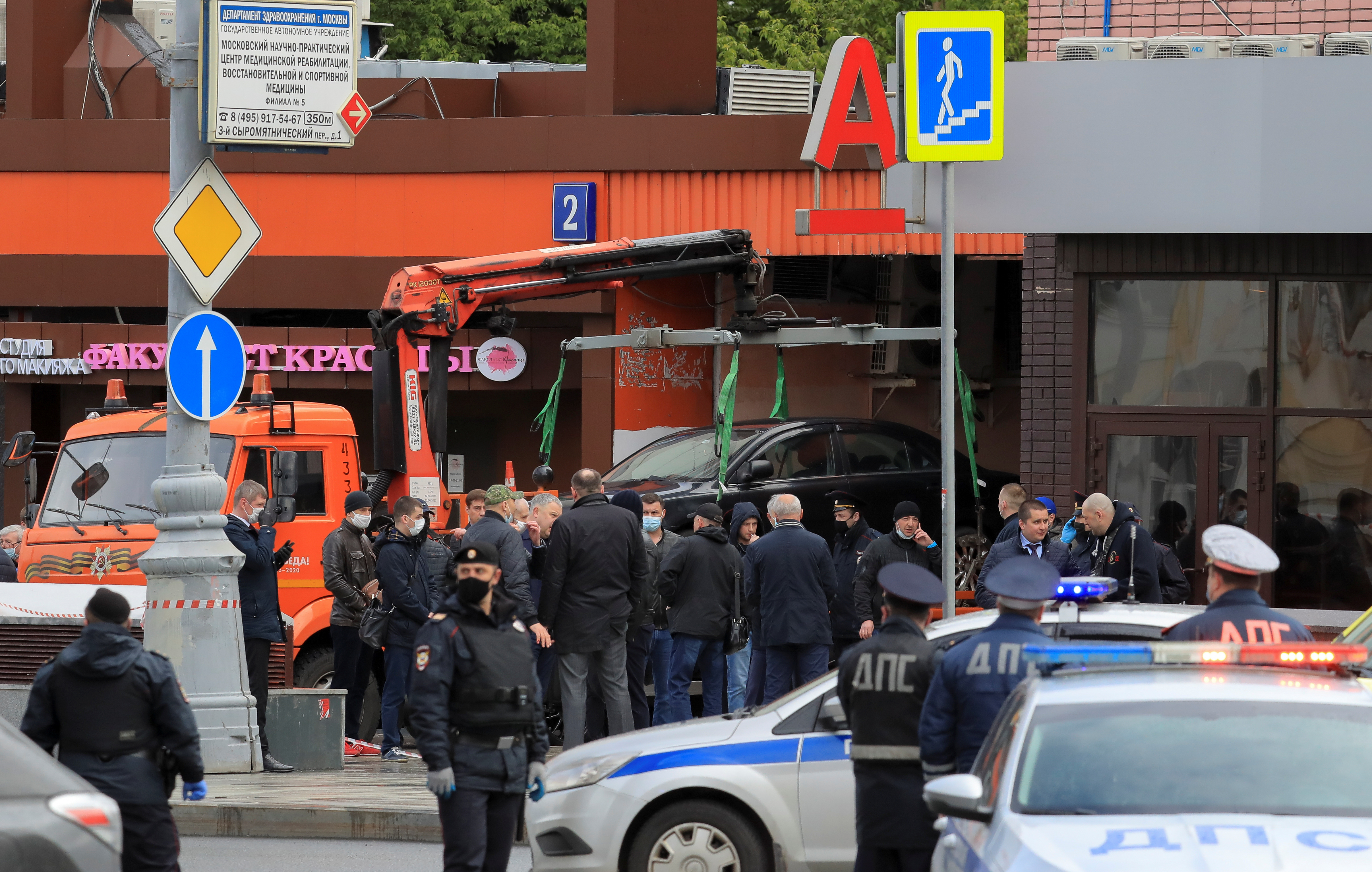 Law enforcement officers are seen near a bank branch after an unidentified man reportedly took hostages, in Moscow, Russia May 23, 2020.  REUTERS/Tatyana Makeyeva - RC2CUG9Y3GO8