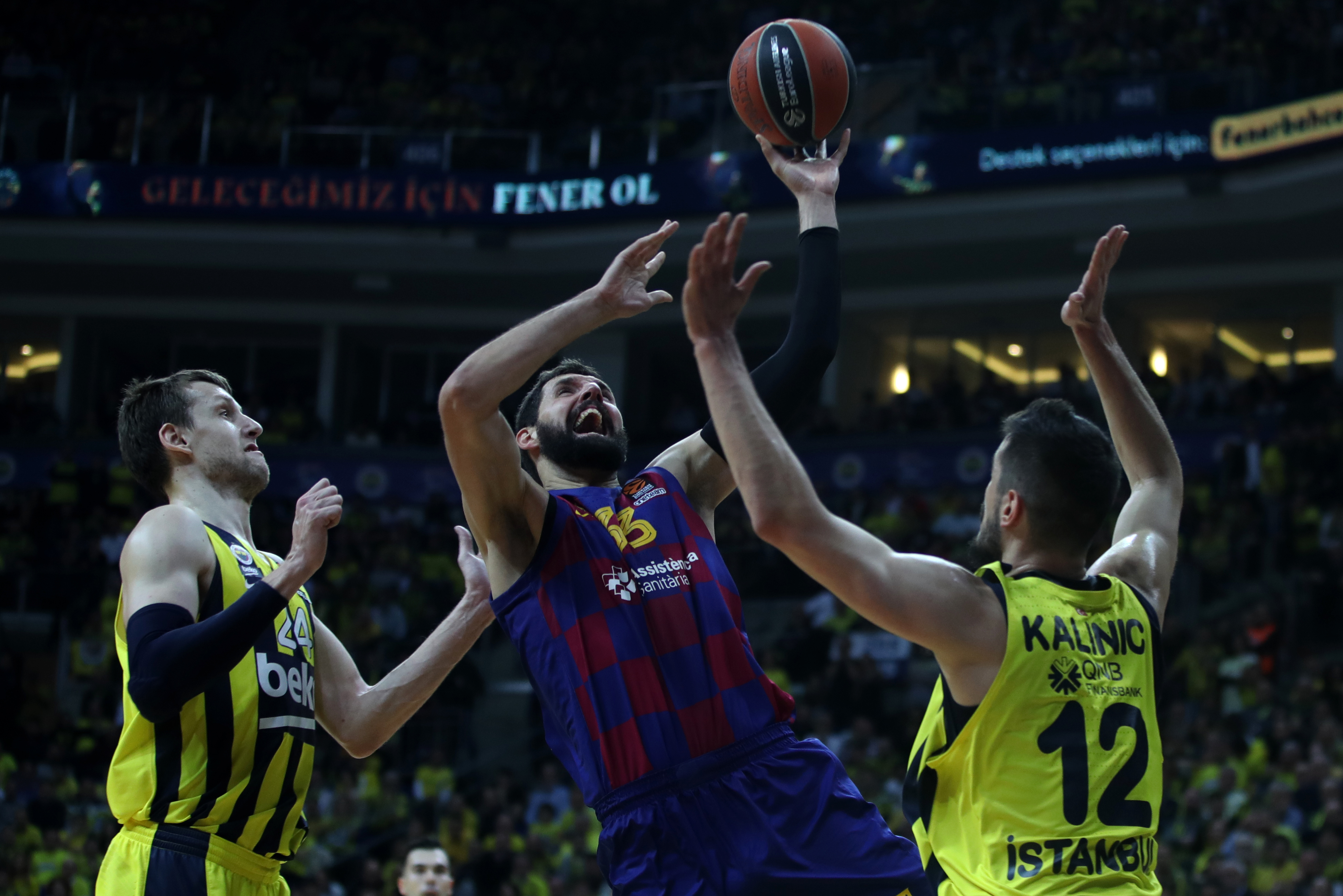 epa08134043 Barcelona's Nikola Mirotic (C) in action against Fenerbahce's Jan Vesely (L) and Nikola Kalinic (R) during the Euroleague basketball match between Fenerbahce Istanbul and FC Barcelona in Istanbul, Turkey 16 January 2020.  EPA-EFE/ERDEM SAHIN