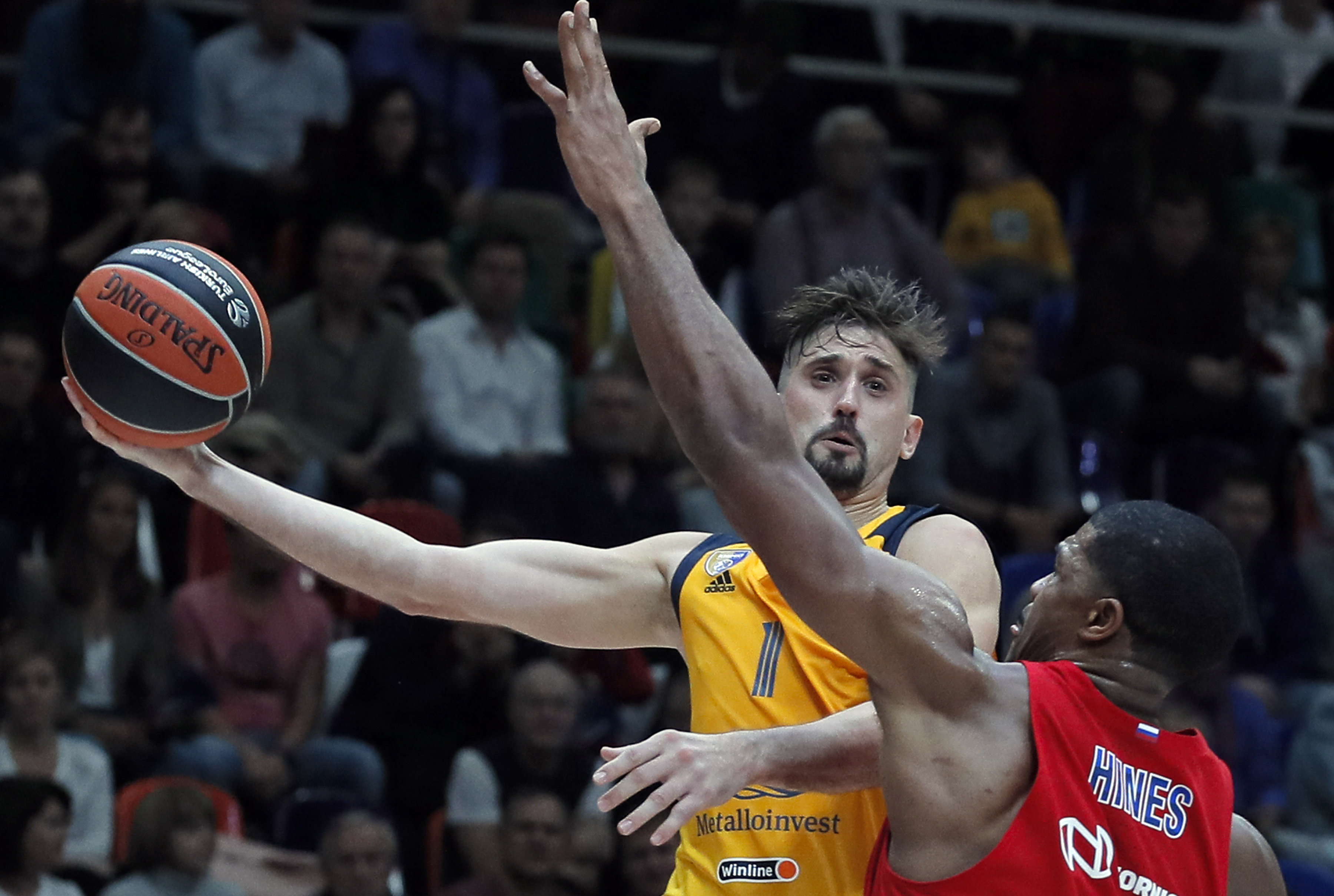 epa07928568 Kyle Hines (R) of CSKA Moscow in action against Alexey Shved (L) of Khimki Moscow Region during the Euroleague basketball match between CSKA Moscow and Khimki Moscow Region in  Moscow, Russia, 17 October 2019.  EPA-EFE/SERGEI ILNITSKY