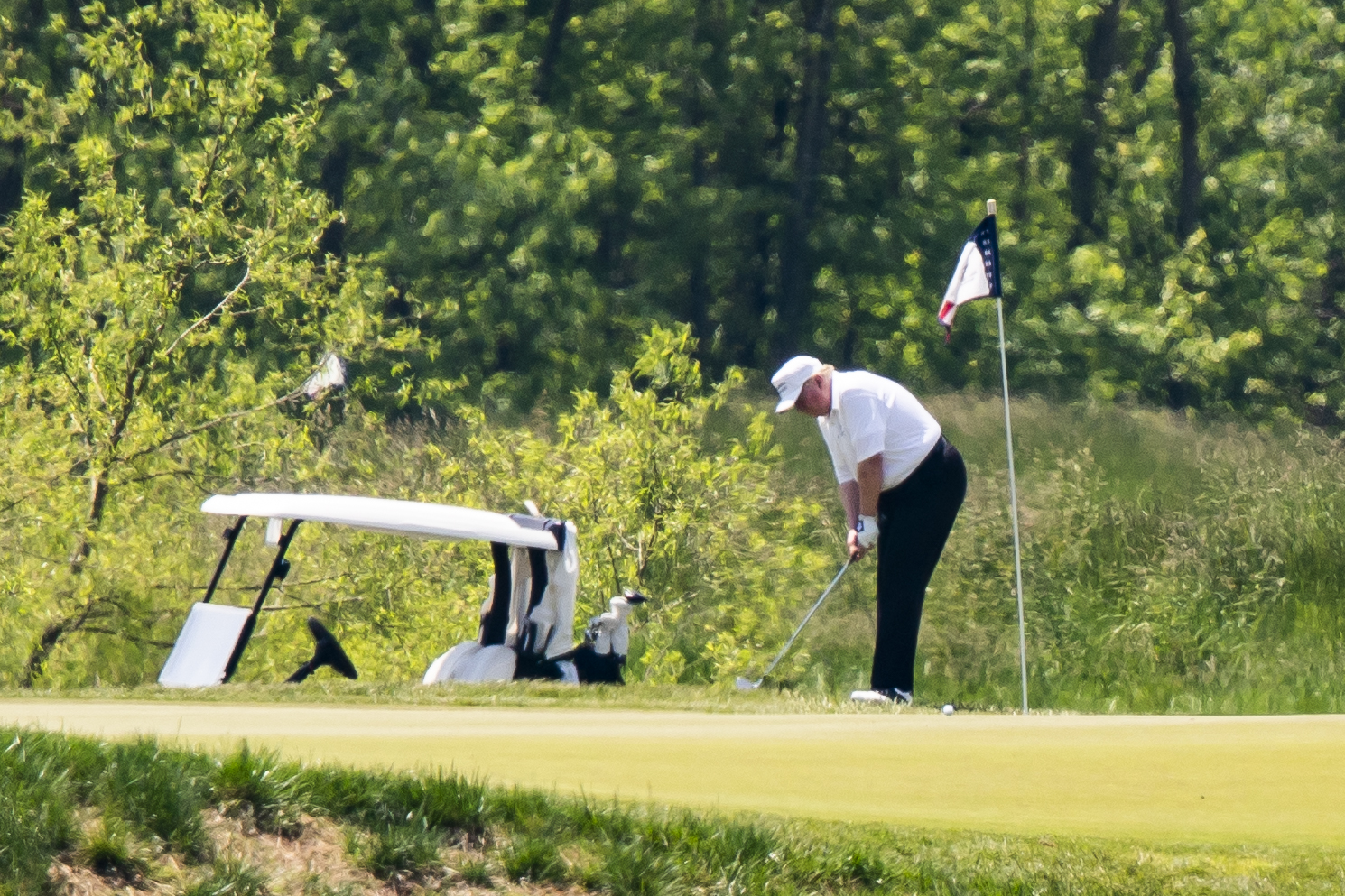 Tramp golf, President trump plays golf in Sterling, Virginia