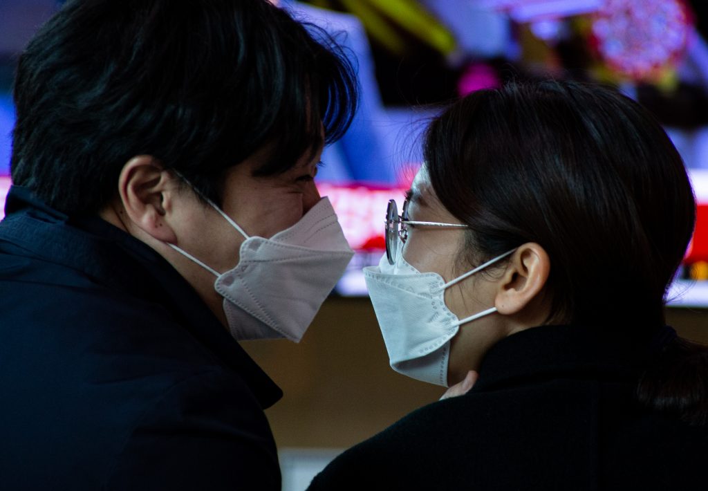 epa08329573 A couple wear protective masks at Seoul Station in Seoul, South Korea, 29 March 2020. The country currently has little over 4,500 active cases of Covid-19 amid the ongoing coronavirus pandemic.  EPA-EFE/JEON HEON-KYUN