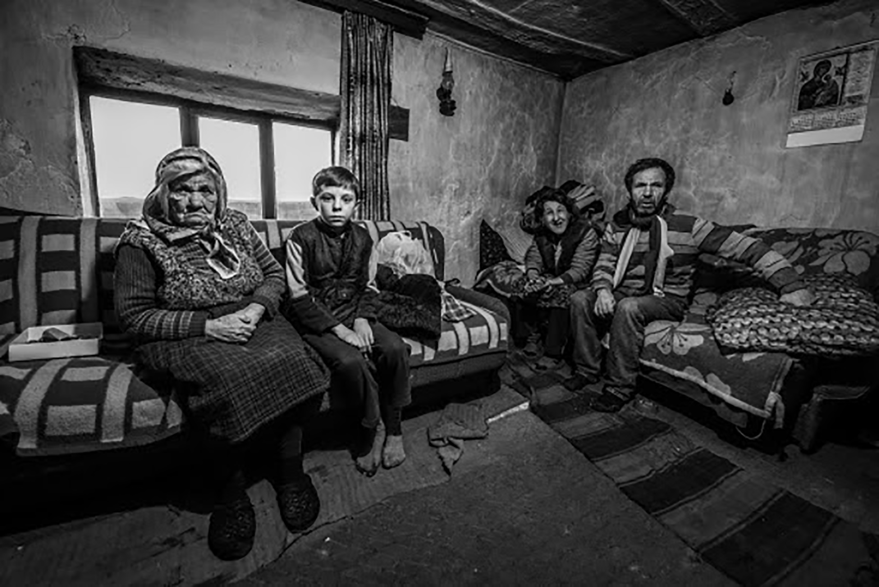 „Помози Бог, браћо Срби!” – одјекује из оронуле собе овог тихог дечака! srbi za srbe