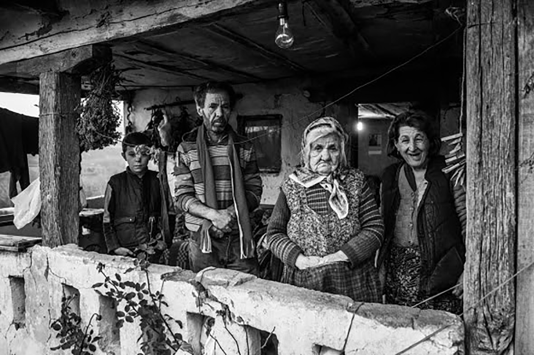 „Помози Бог, браћо Срби!” – одјекује из оронуле собе овог тихог дечака! srbi za srbe