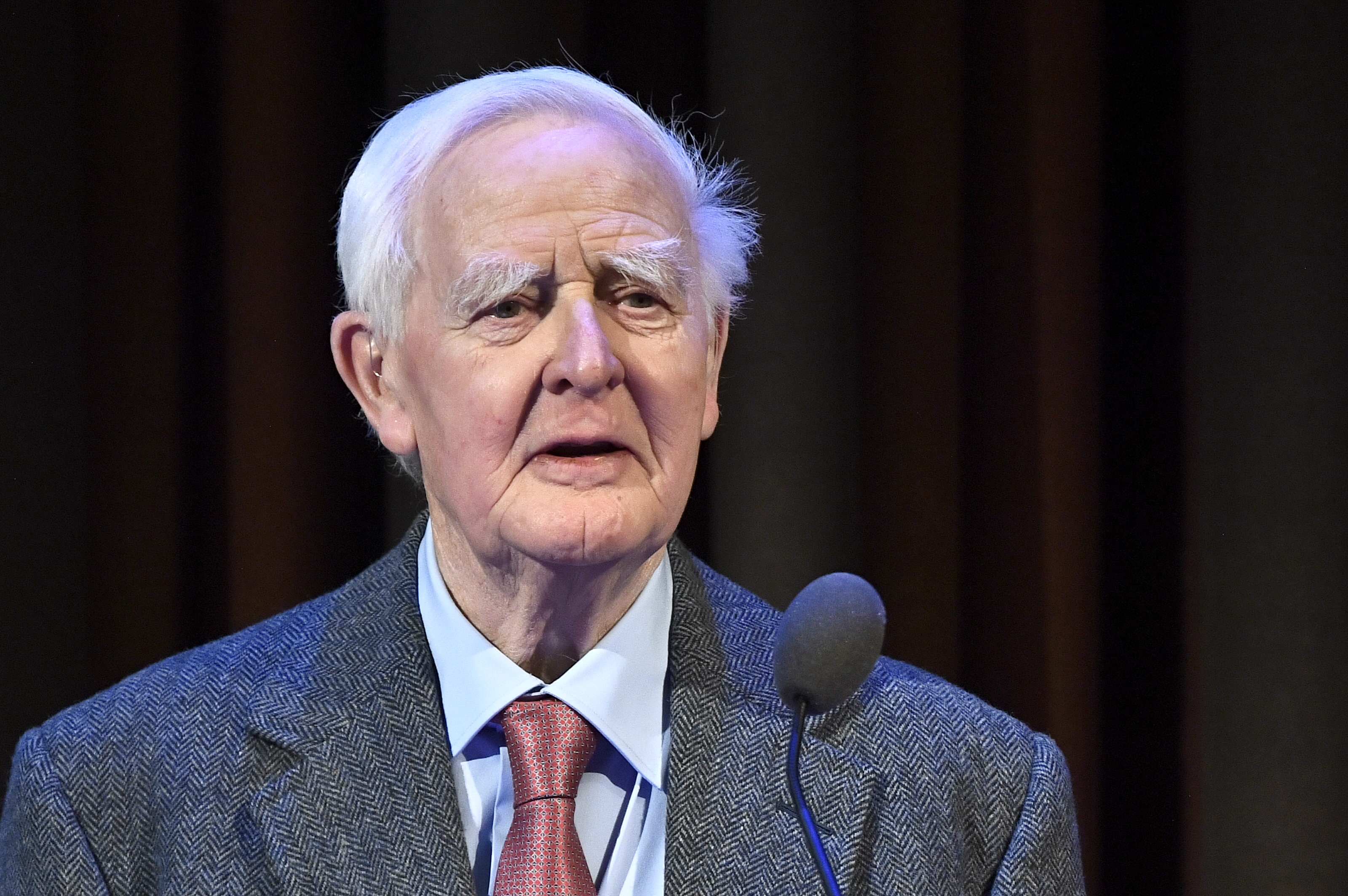 Džon Le Kare
epa08179273 The Olof Palme Award 2020 is awarded to author David Cornwell pseudonym John Le Carré at a ceremony in the Concert Hall Grünewaldsalen in Stockholm, Sweden, 30 January 2020.  EPA-EFE/Claudio Bresciani  SWEDEN OUT