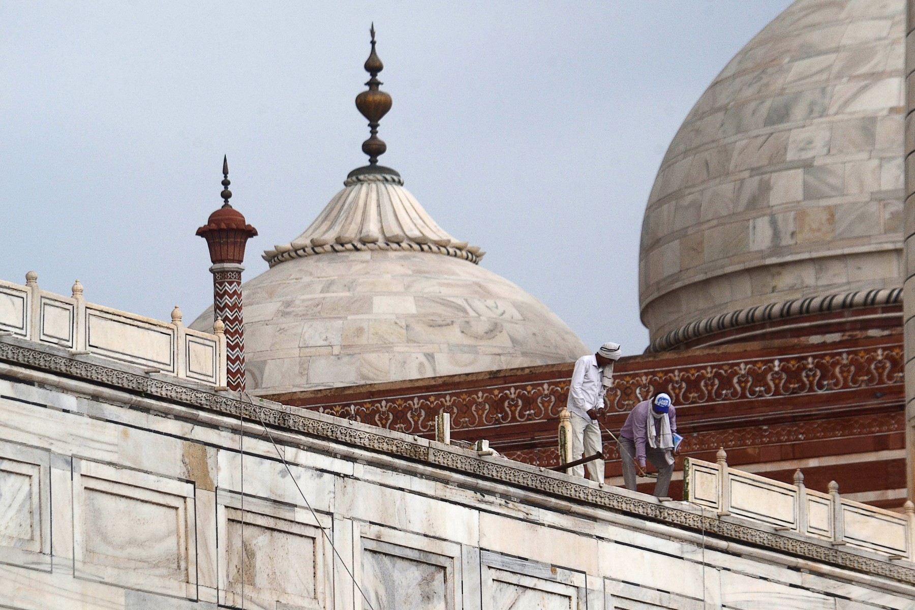 Tadž Mahal, Tadz Mahal, Taj Mahal
In this picture taken on May 30, 2020, workers stand on the railing of the Taj Mahal after it was damaged due to heavy rainstorm in Agra.,Image: 524150806, License: Rights-managed, Restrictions: , Model Release: no