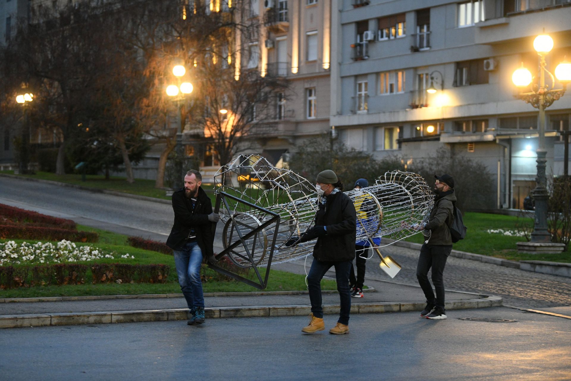 Beograd, 18.12.2020. Falus skulptura ispred Gradske Skupštine, performans, Pijanista Foto: Filip Krainčanić/Nova.rs