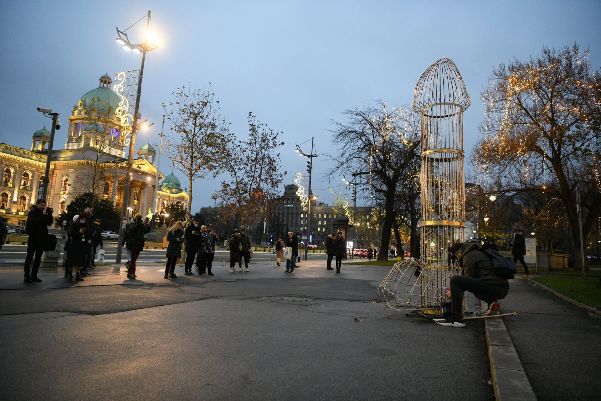 Beograd, 18.12.2020. Falus skulptura ispred Gradske Skupštine, performans, Pijanista Foto: Filip Krainčanić/Nova.rs