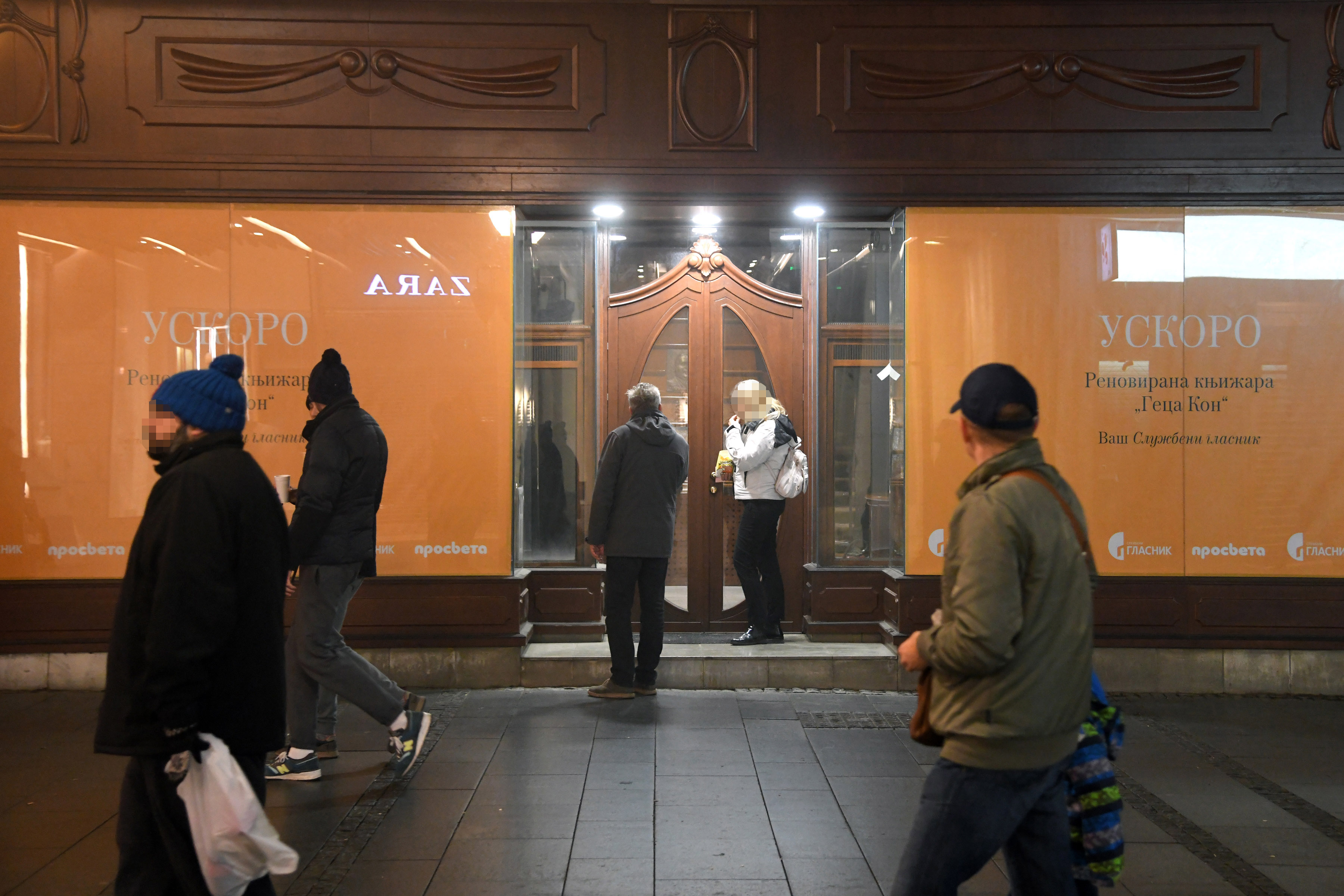 Beograd 17.12.2020. Knjižara Geca Kon, renoviranje knjižare Geca Kon, izlog, spolja, Knez Mihailova ulica, veče, noć, mrak Foto: Nemanja Jovanović/Nova.rs