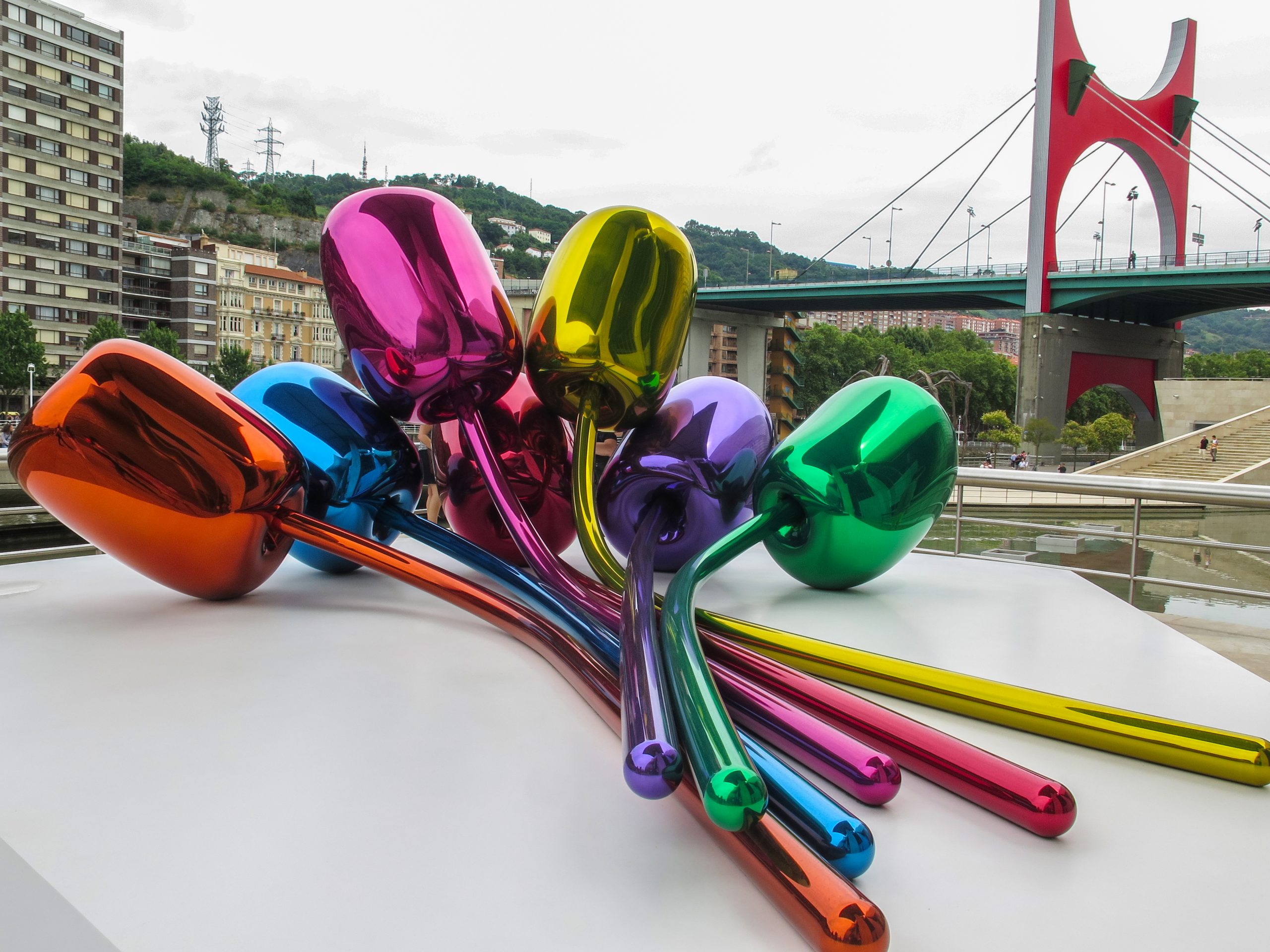 epa06903041 An artwork by US artist Jeff Koons titled 'Tulips' is on display outside the Guggenheim Museum in Bilbao, Spain, 21 July 2018.  EPA-EFE/ARMANDO BABANI