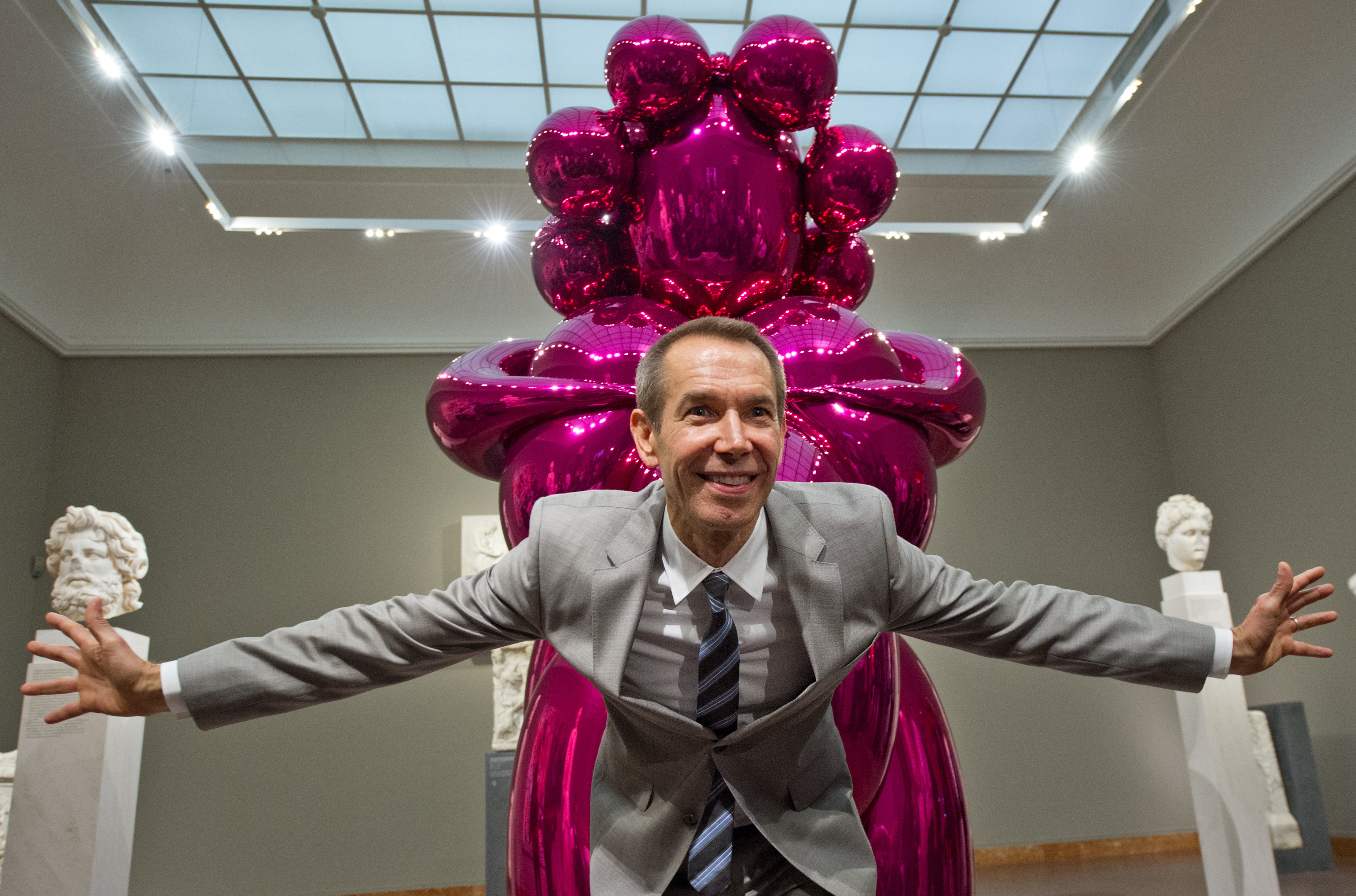 epa04561378 (FILE) A picture dated 19 June 2012 shows US artist Jeff Koons standing in front of his sculpture 'Balloon Venus' displayed at Liebighaus in Frankfurt Main, Germany. Jeff Koons turns 60 years of age on 21 January 2015.  EPA/BORIS ROESSLER