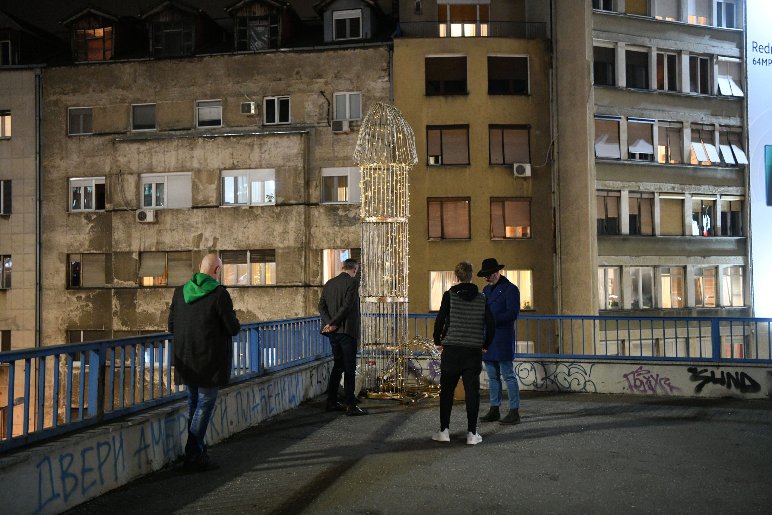 Beograd, 24.12.2020. Andrej Josifovski Pijanista, skulptura svetleći falus, penis, Brankov most Foto: Filip Krainčanić/Nova.rs