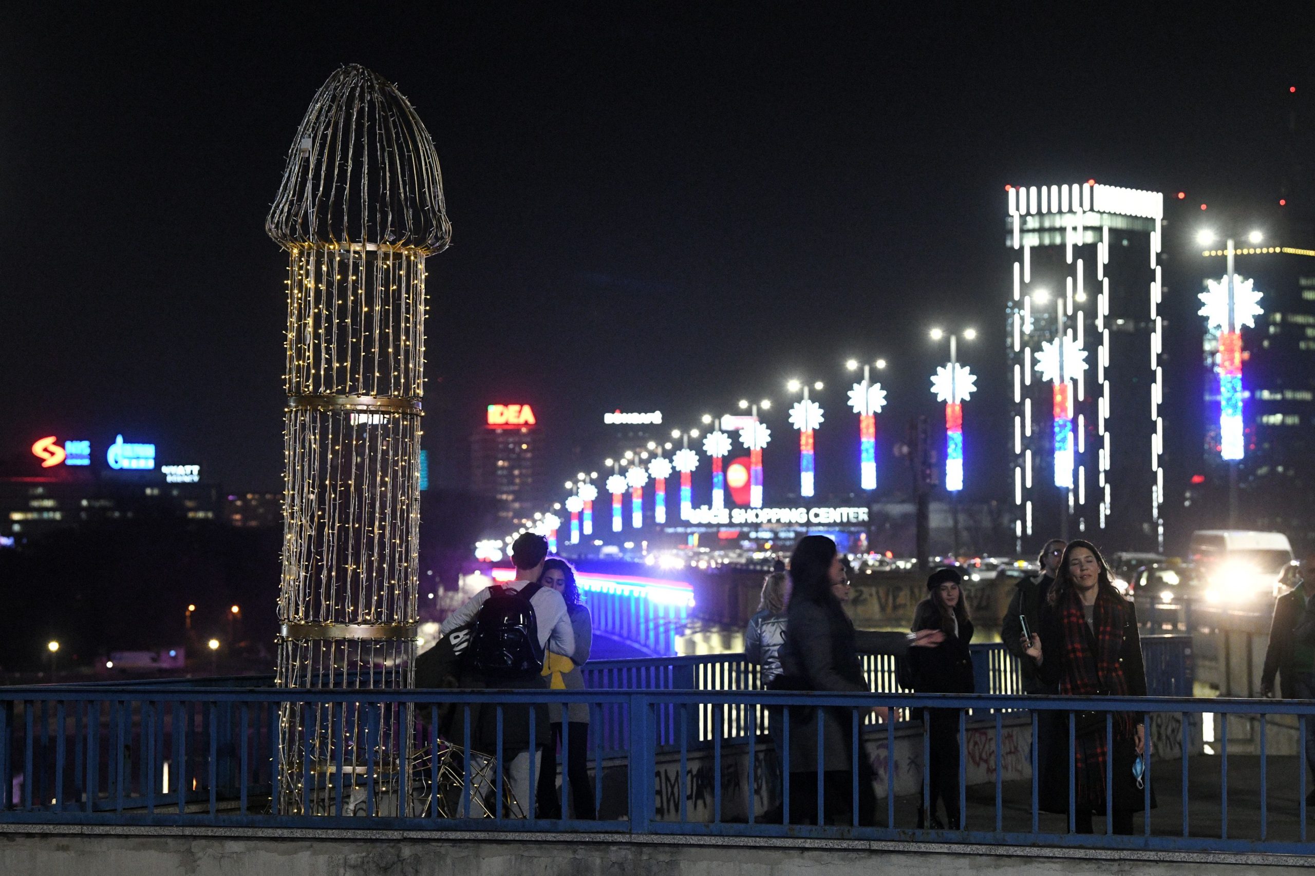 Beograd, 24.12.2020. Andrej Josifovski Pijanista, skulptura svetleći falus, penis, Brankov most Foto: Filip Krainčanić/Nova.rs