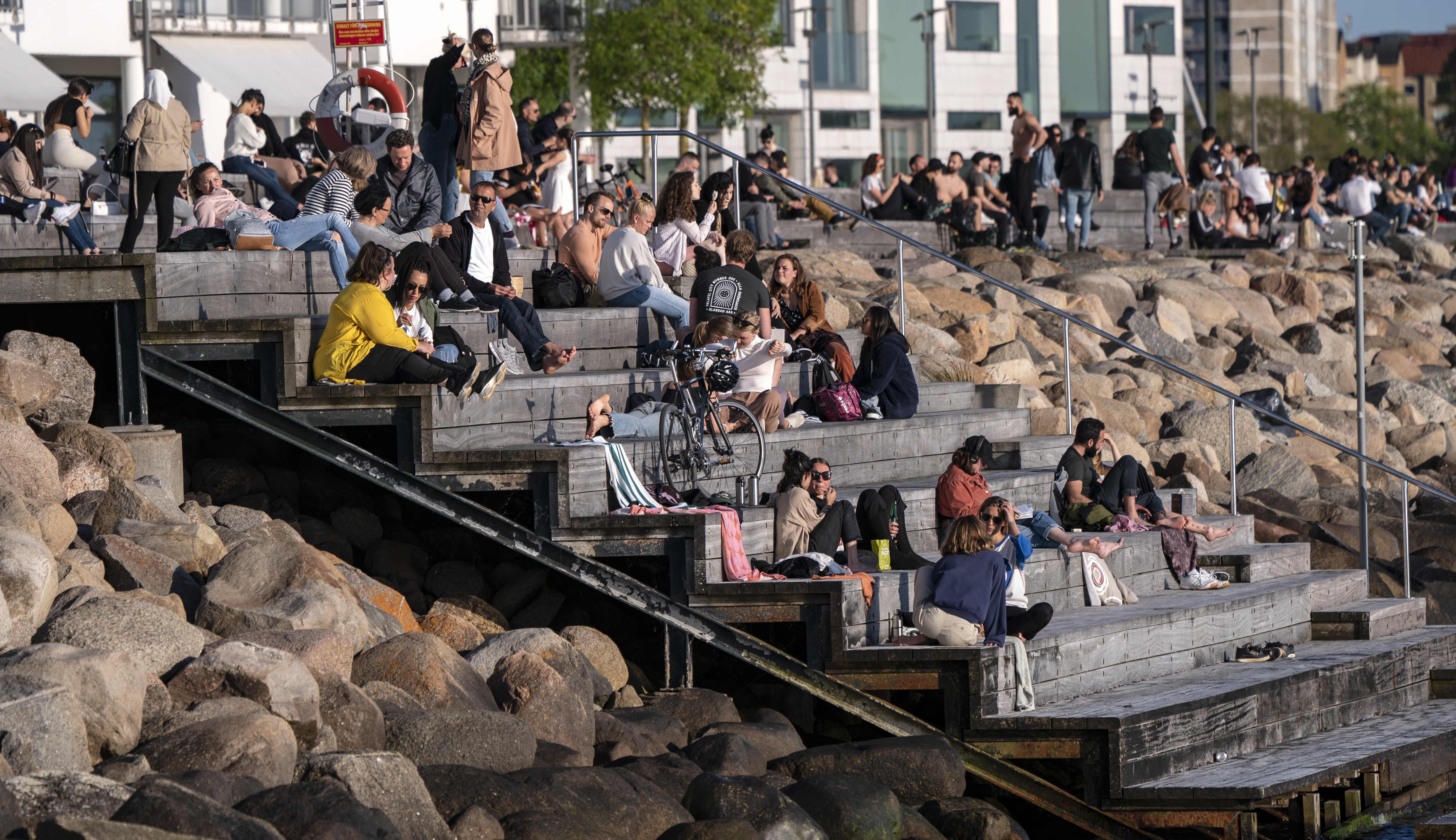 epa08445646 People enjoy the warm evening at Sundspromenaden in Malmo, Sweden, 26 May 2020.  EPA-EFE/Johan Nilsson SWEDEN OUT