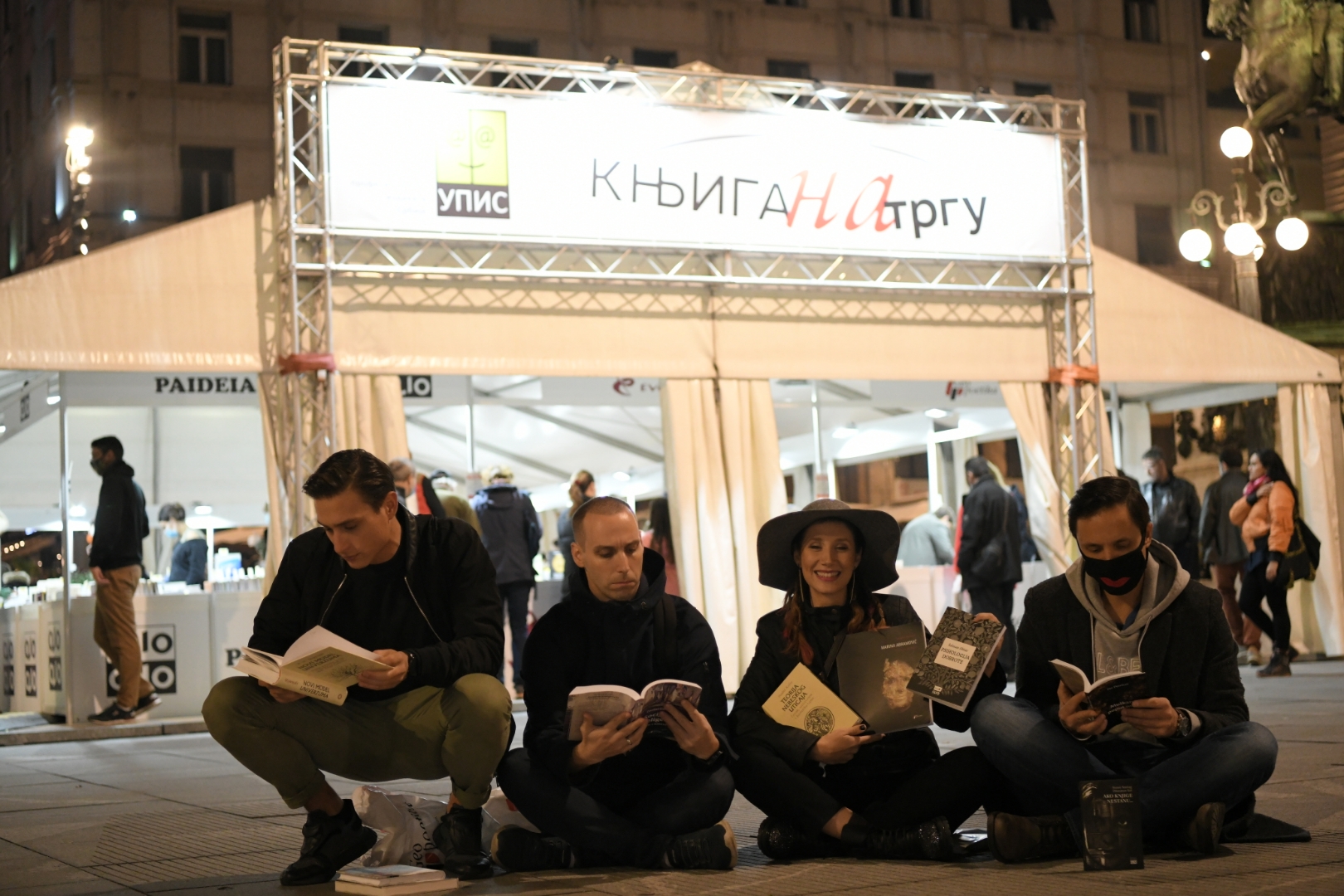 Slaven Došlo, Danijel Korša, Milena Živanović, Žarko Stepanov
Beograd 25.10.2020. Knjiga na Trgu, sajam knjiga, štandovi sa knjigama, izdavači, sajam knjiga na Trgu Foto: Dragan Mujan/Nova.rs