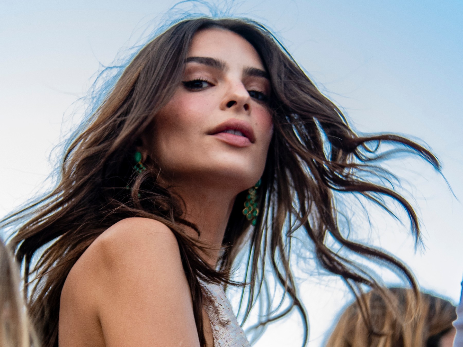 Exclusif - Emily Ratajkowski pose ŕ la soirée Kerastase au port
