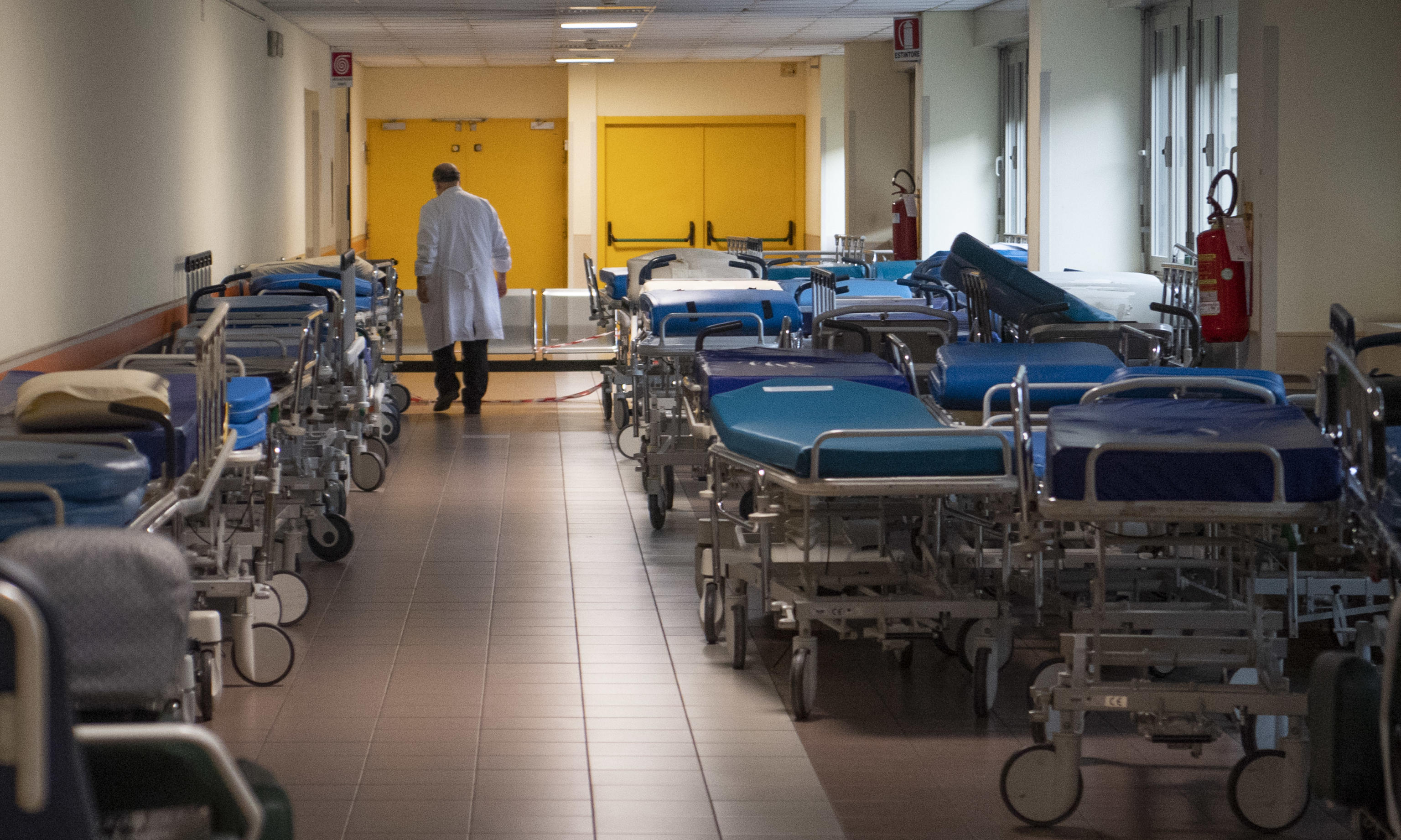Italija koronavirus epa08327531 A doctor walks near health equipment during a guided visit to the new Covid-19 ward of the Tor Vergata Hospital in Rome, Italy, 27 March 2020.  EPA-EFE/MAURIZIO BRAMBATTI