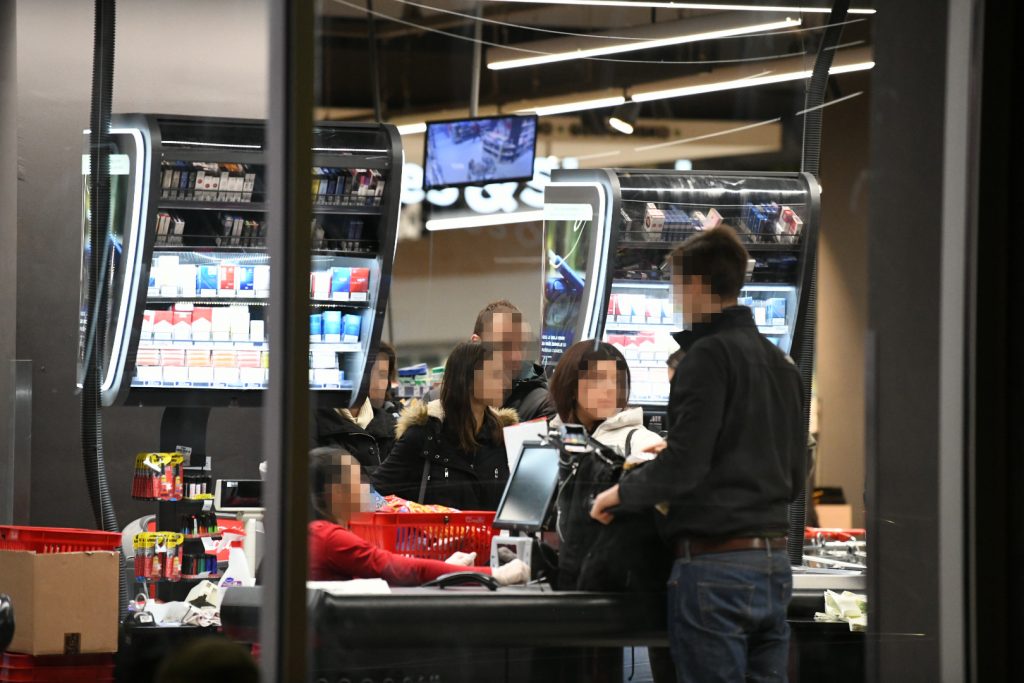 Beograd 16.03.2020. Vanredno stanje, grad, veče, prodavnica, Maksi, gužva na kasi, kasa,  koronavirus, coronavirus Foto: Vesna Lalić/Nova.rs