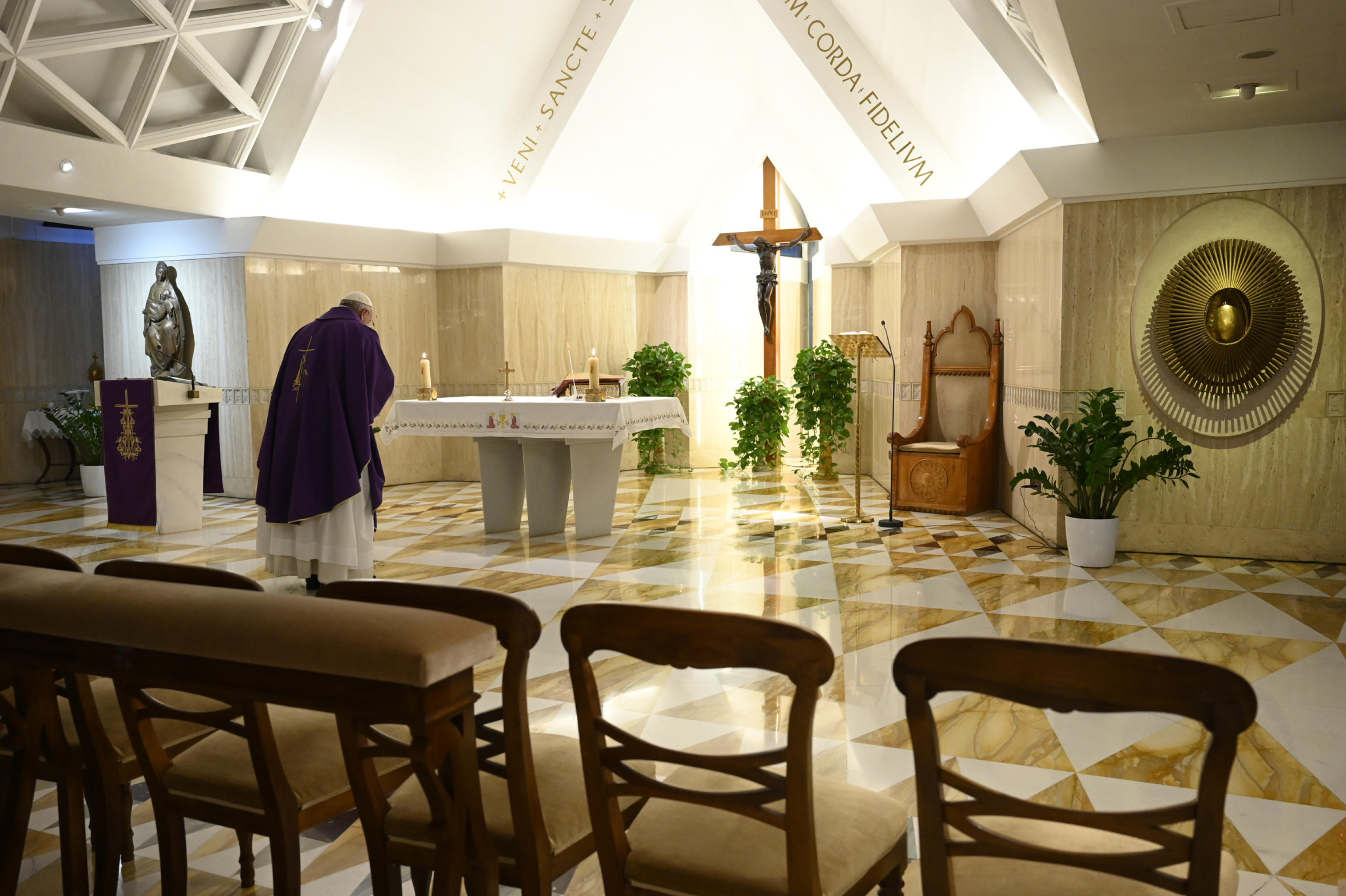 Crkva i koronavirus papa Franja epa08331250 A handout picture provided by the Vatican Media shows Pope Francis celebrating a holy mass at Santa Marta church at the Vatican, 30 March 2020.  EPA-EFE/VATICAN MEDIA HANDOUT  HANDOUT EDITORIAL USE ONLY/NO SALES