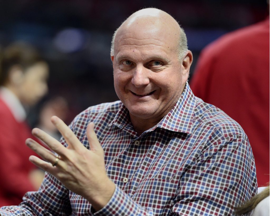Stiv Balmer epa05018648 Los Angeles Clippers owner Steve Ballmer attends the Memphis Grizzlies at Los Angeles Clippers NBA basketball game in Los Angeles, California, USA 09 November 2015.  EPA/PAUL BUCK CORBIS OUT
