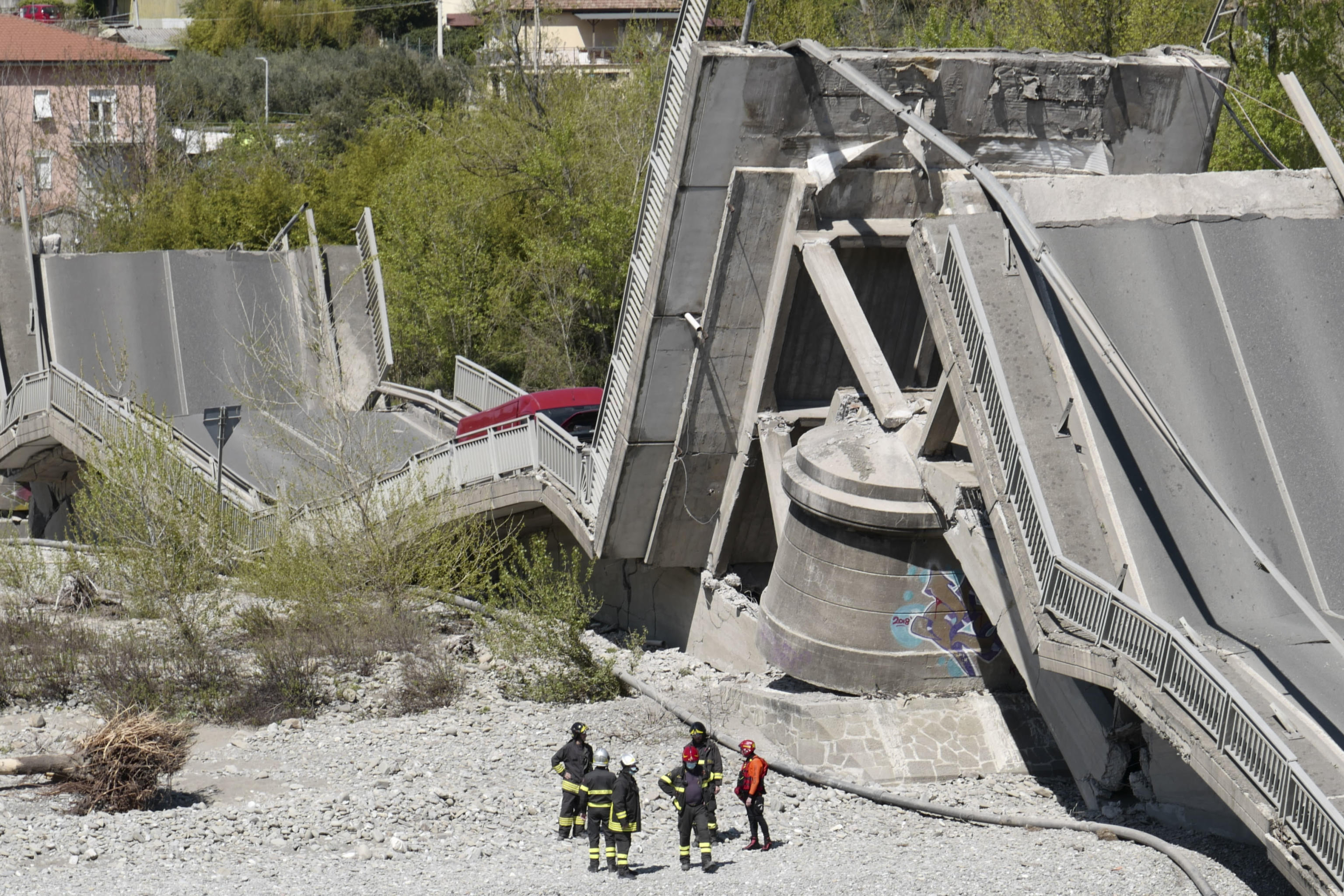 Bridge collapses on road in Tuscany