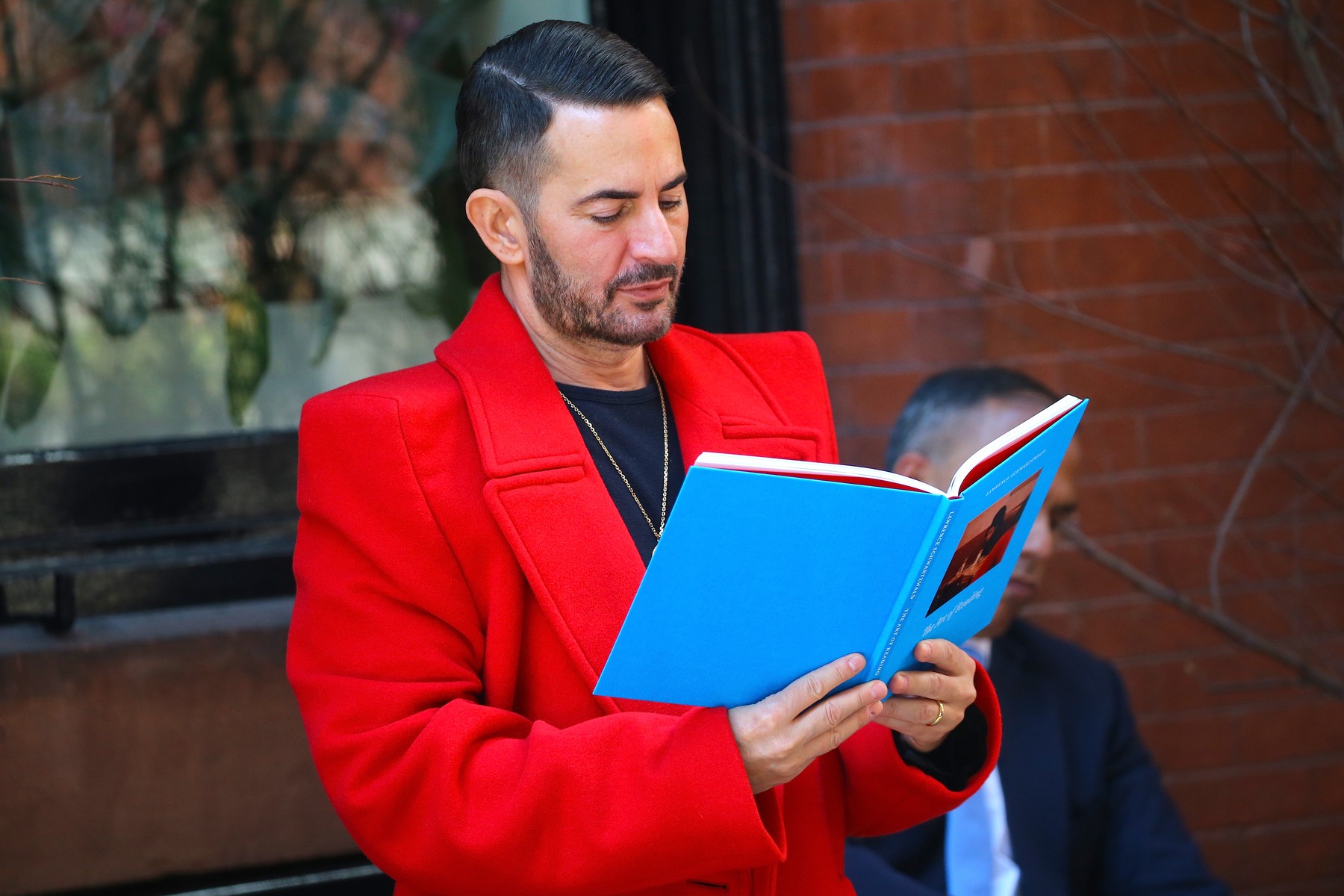 Marc Jacobs discute avec des amis devant l'hôtel Mercer ŕ New Yo