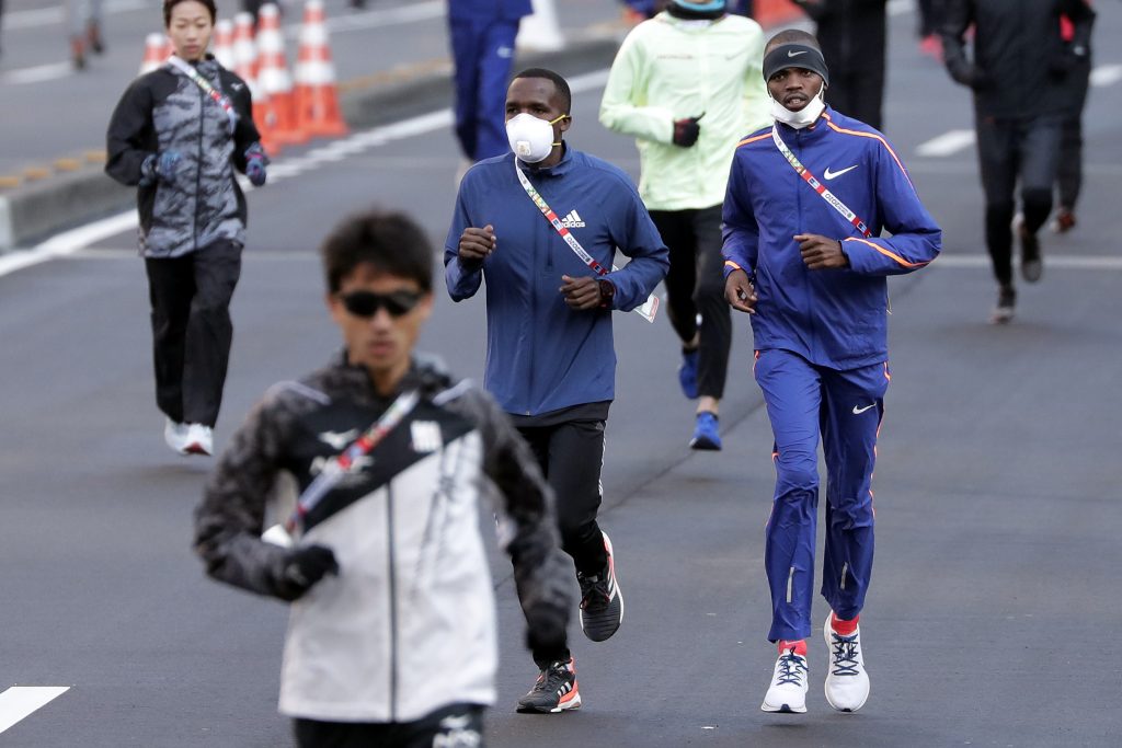 Tokio, 01.03.2020. Maraton u Tokiju, zaština maska, zaštitne maske. Amos Kipruto iz Kenije, nosi masku pred početak maratona u Tokiju, trkač, trkači, učesnik, učesnici maratona, koronavirus, coronavirus Foto: EPA-EFE/KIYOSHI OTA