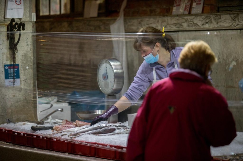 Pijace Hrvatska 9.4.2020., Rijeka - Ponovno je otvorena Rijecka trznica, iako je smanjen broj otvorenih standova ljudima se bas i ne drze propisanih mjera socijalne distance.  Photo: Nel Pavletic/PIXSELL