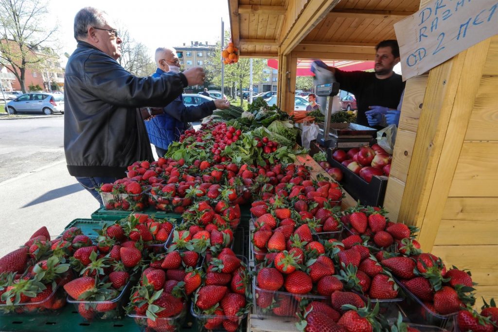 Pijace Hrvatska 08.04.2020., Zagreb, Trznica u Spanskom. Prodaja voca i povrca ispred trznice Spansko u tzv. adventskoj kucici. Velik izbor voca i povrca, a gradjani se pridrzavaju socijalne distance. 
Photo: Robert Anic/PIXSELL