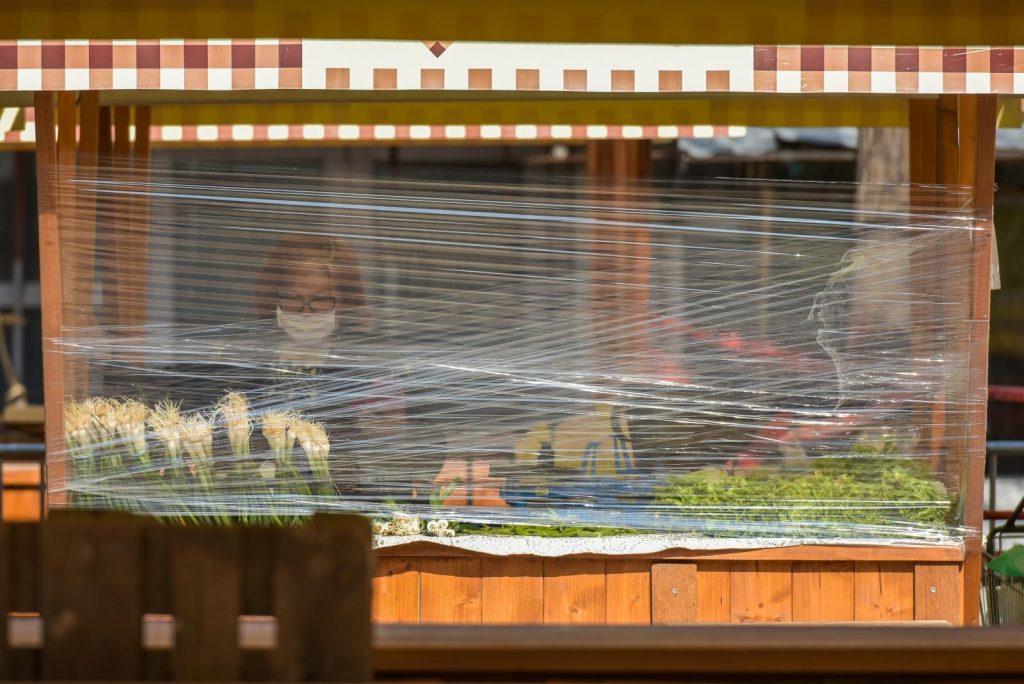 Pijace Hrvatska 09.04.2020., Zadar - Uz stroge mjere distanciranja jutros je s otvorena gradska trznica. Radi svega 12 standova sa vocem i povrcem koji ce se naizmjenicno otvarati svakoga dana. 
Photo: Dino Stanin/PIXSELL