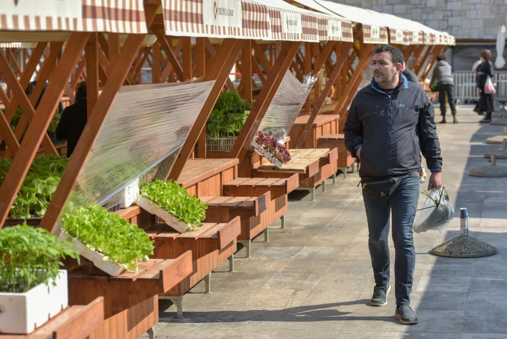 Pijace Hrvatska 09.04.2020., Zadar - Uz stroge mjere distanciranja jutros je s otvorena gradska trznica. Radi svega 12 standova sa vocem i povrcem koji ce se naizmjenicno otvarati svakoga dana. 
Photo: Dino Stanin/PIXSELL