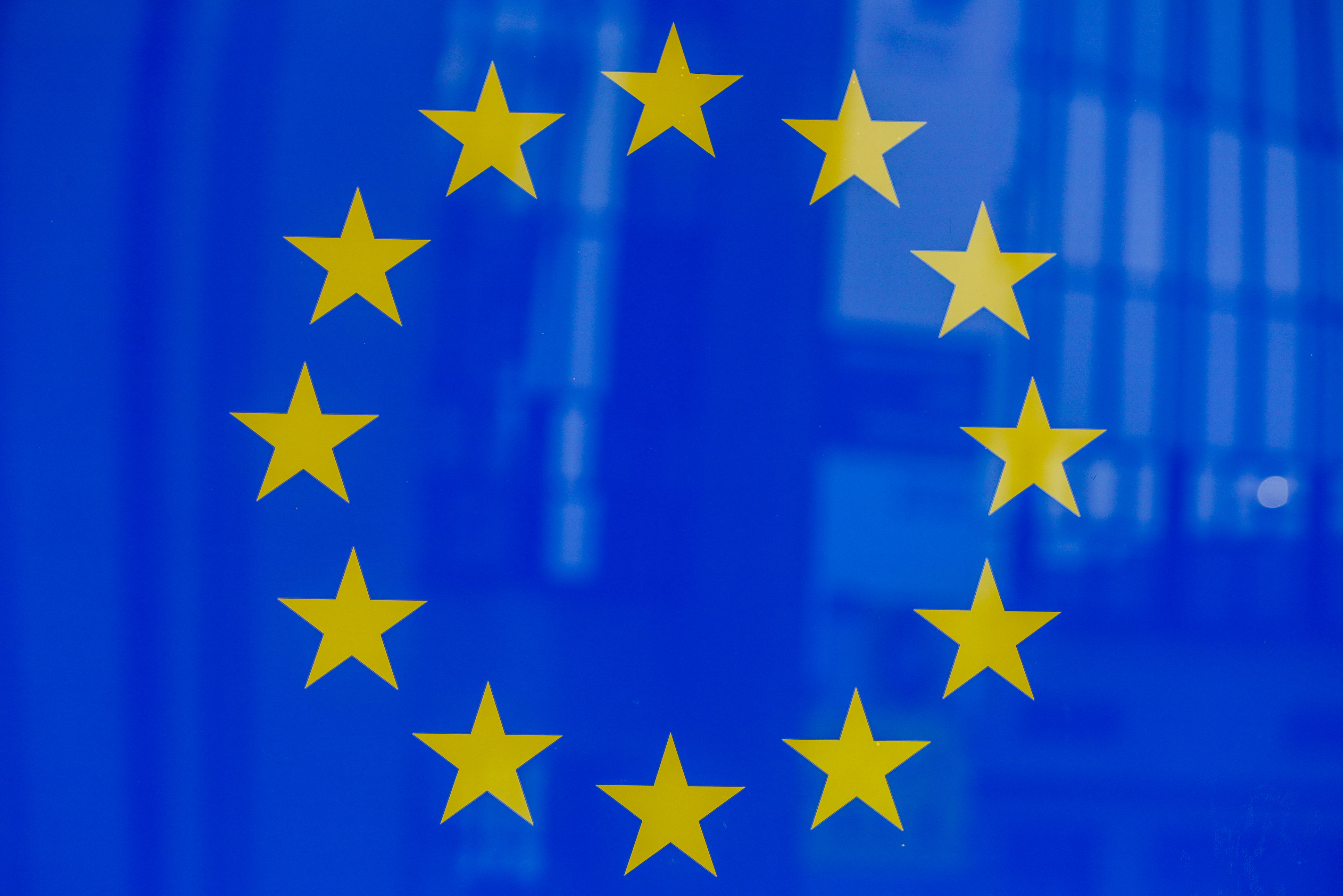 Evropska unija zastava EU epa07522822 A view of a European flag in front of the European Commission in Brussels, Belgium, 23 April 2019. The European Union elections will take place from 23 - 26 May 2019.  EPA-EFE/STEPHANIE LECOCQ