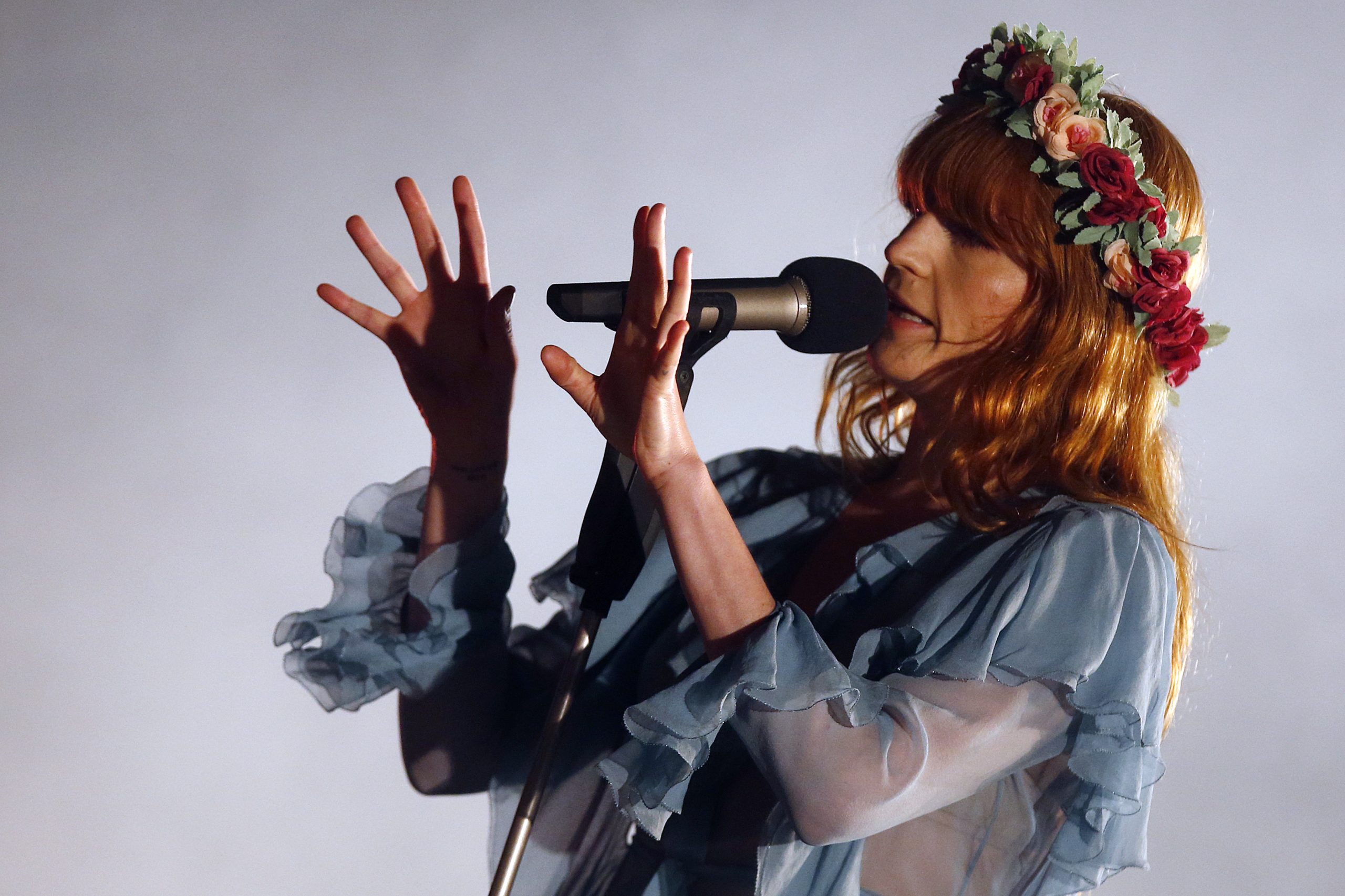 epa05223739 British singer Florence Welch of the Florence and the Machine performs performs on stage at the sixth Lollapalooza Festival 2016, in Santiago, Chile, 20 March 2016. The event runs from 19 to 20 March.  EPA/MARIO RUIZ