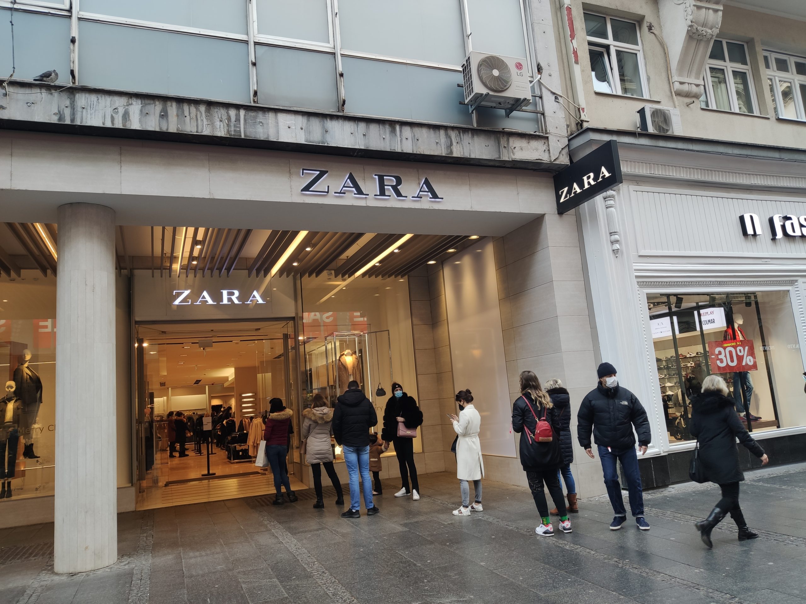 beograd 22.12.2020.  knez mihailova ulica novogodisnje raspolozenje guzva, zara, red za šoping, shopping