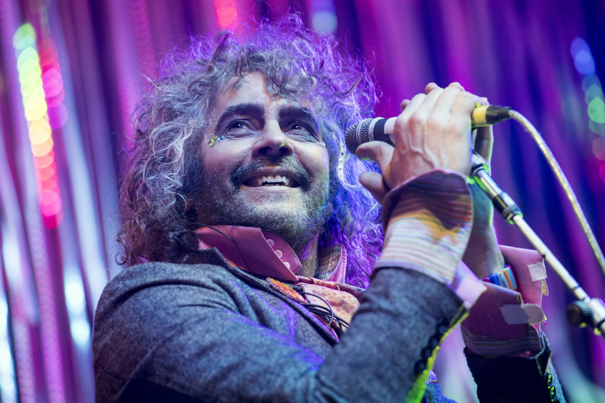 epa05763654 Lead singer, guitarist, and songwriter Wayne Coyne with the band the Flaming Lips performs on stage during a concert at the Volkshaus in Zurich, Switzerland, 31 January 2017.  EPA/ENNIO LEANZA