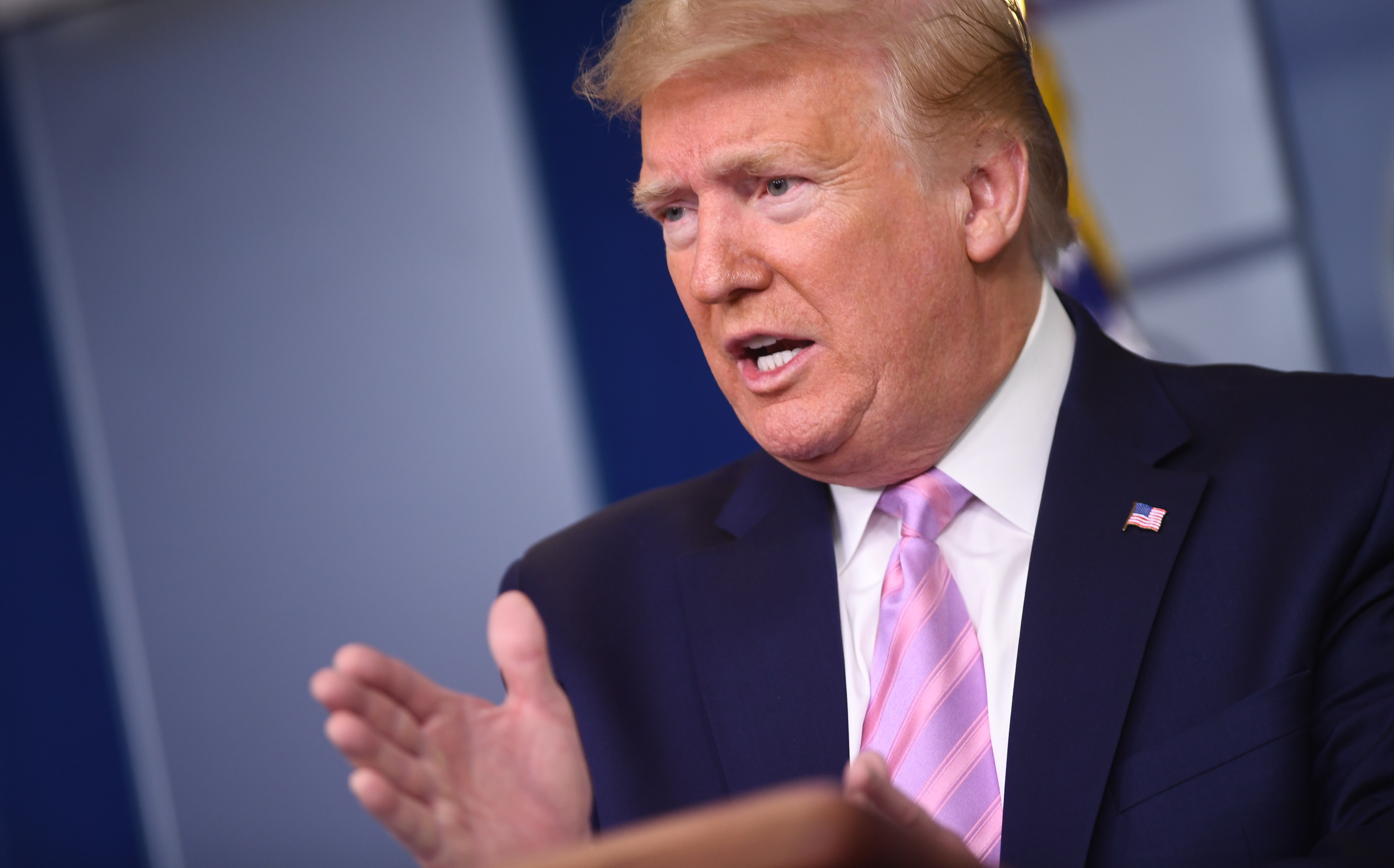 Donald Tramp epa08356417 US President Donald J. Trump speaks at a Coronavirus task force briefing at the White House, Washington, DC, USA, 10 April 2020.  EPA-EFE/KEVIN DIETSCH / POOL
