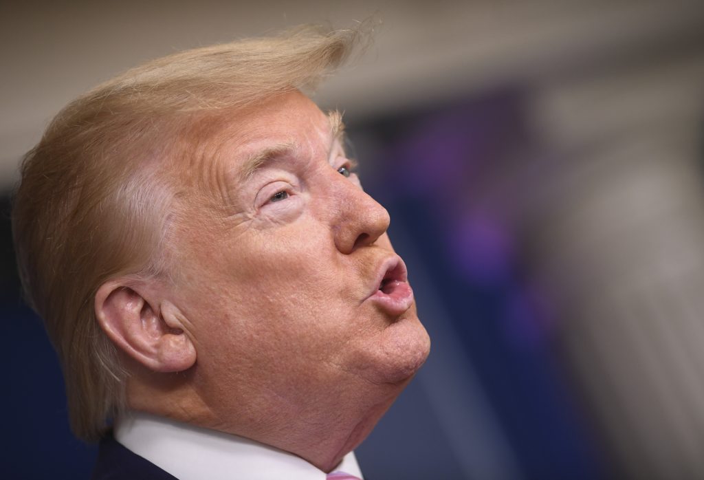 Donald Tramp epa08356159 US President Donald J. Trump speaks at a Coronavirus briefing at the White House, Washington, DC, USA, 10 April 2020.  EPA-EFE/KEVIN DIETSCH / POOL