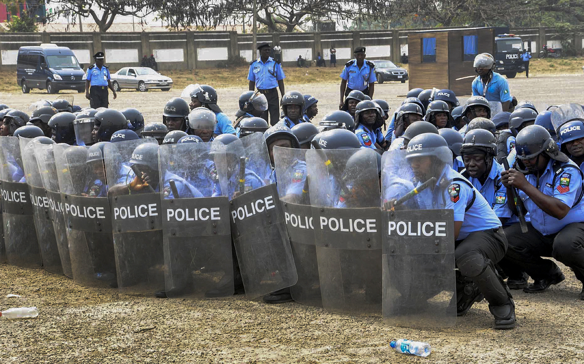 epa04591861 Nigerian riot police practice crowd control techniques in Abuja, Nigeria, 28 January 2015. Incumbent President Goodluck Jonathan is seeking a second term in office in the Nigerian general elections taking place on February 14.  EPA/STR