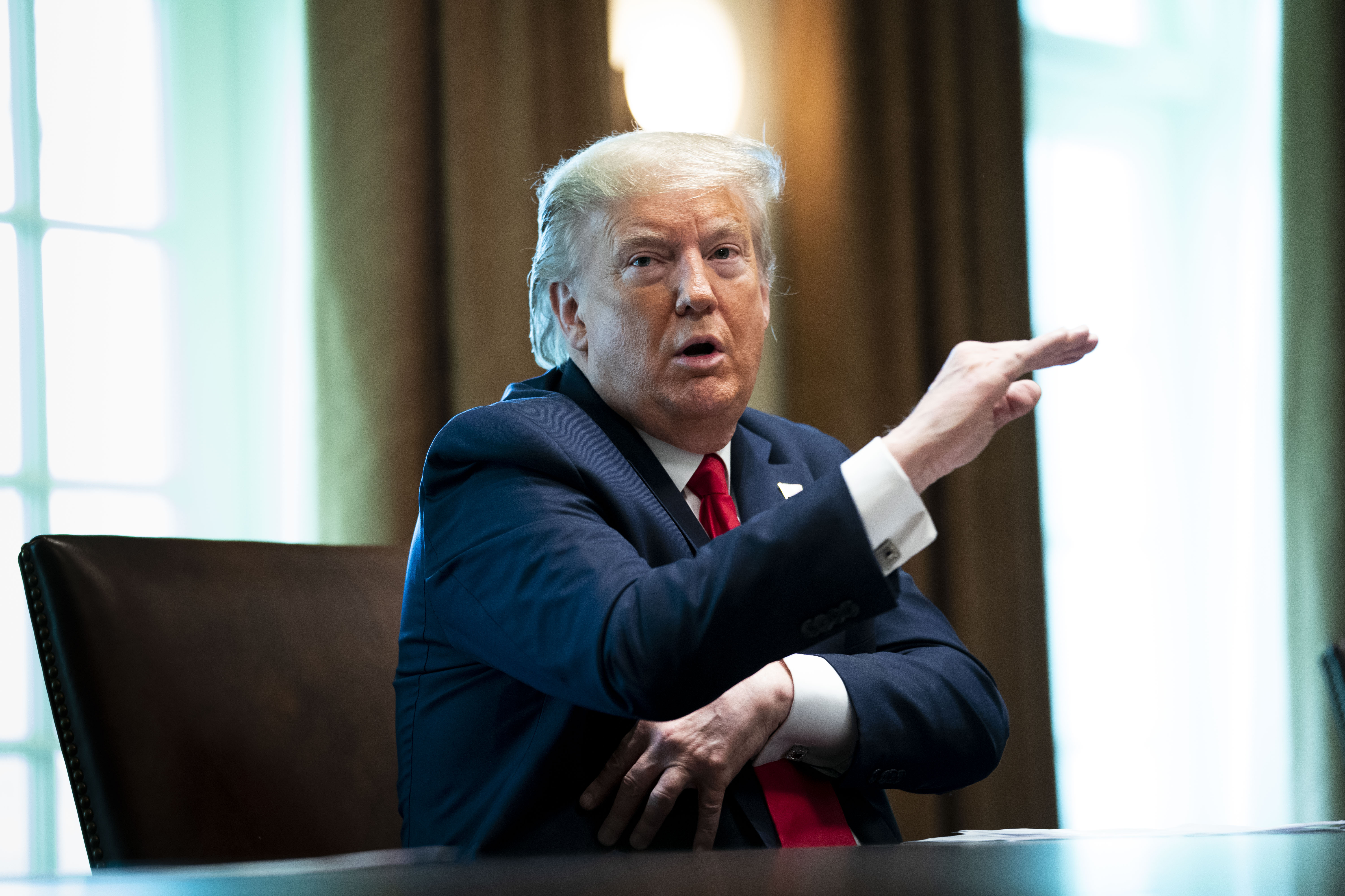 Donald Tramp epa08362936 US President Donald J. Trump makes remarks as he host a meeting with recovered COVID-19 patients in the Cabinet Room at the White House, Washington, DC, USA, 14 April 2020.  EPA-EFE/Doug Mills / POOL