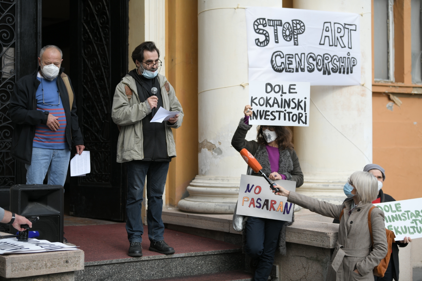 Beograd 18.10.2020. Protest ispred Cvijete Zuzoric u znak podrske umetnicima cija je izlozba iscepana u Staroj kapetaniji. Cvijeta Zuzoric, protest, umetnici, umetnik, karikature, karikaturisti, Momci