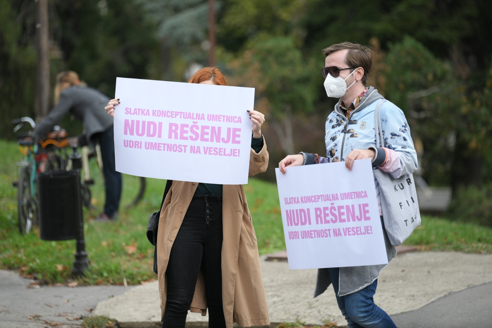 Beograd 18.10.2020. Protest ispred Cvijete Zuzoric u znak podrske umetnicima cija je izlozba iscepana u Staroj kapetaniji. Cvijeta Zuzoric, protest, umetnici, umetnik, karikature, karikaturisti, Momci