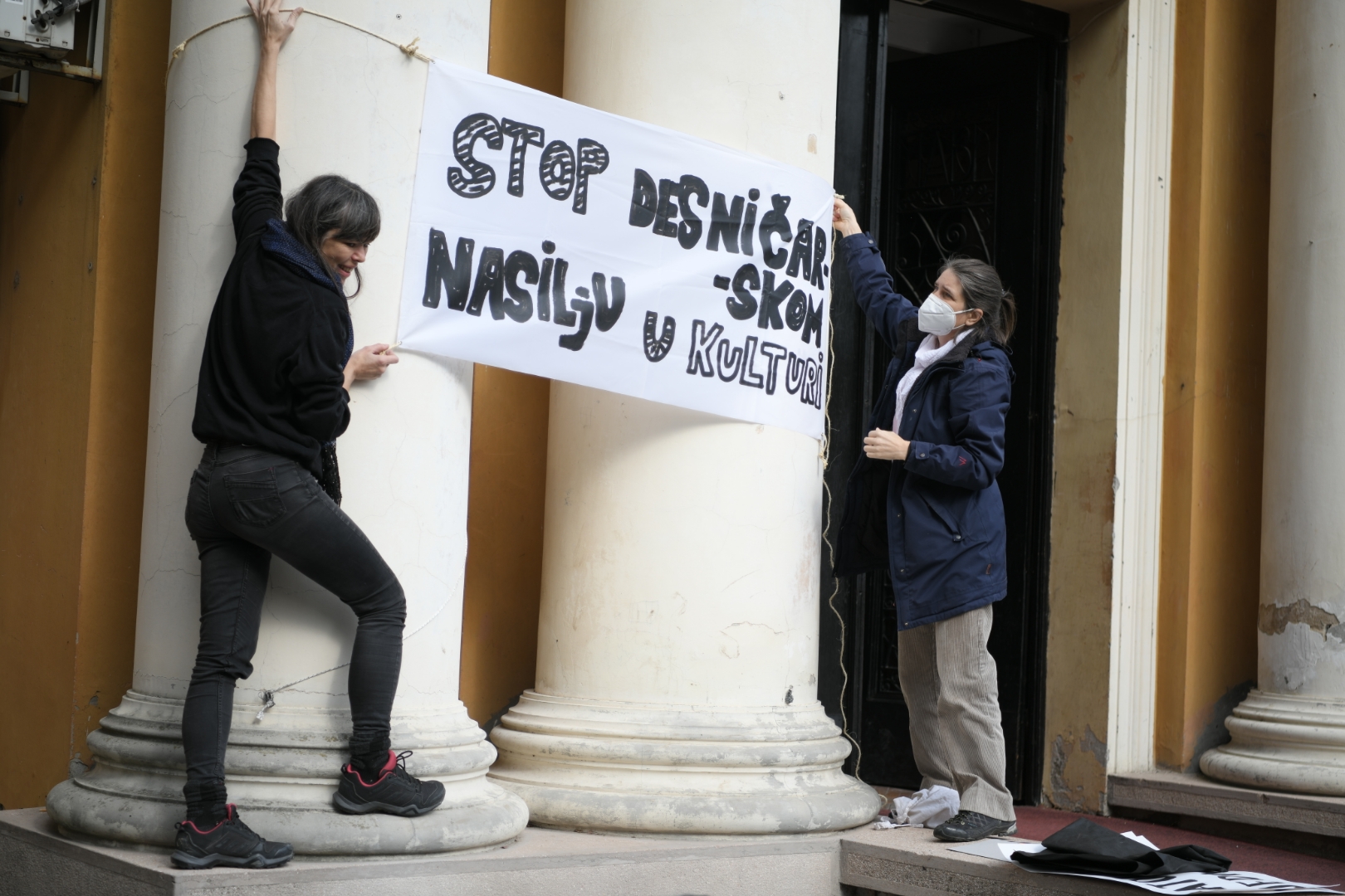 Beograd 18.10.2020. Protest ispred Cvijete Zuzoric u znak podrske umetnicima cija je izlozba iscepana u Staroj kapetaniji. Cvijeta Zuzoric, protest, umetnici, umetnik, karikature, karikaturisti, Momci