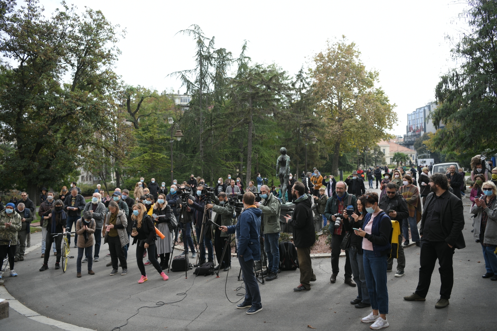 Beograd 18.10.2020. Protest ispred Cvijete Zuzoric u znak podrske umetnicima cija je izlozba iscepana u Staroj kapetaniji. Cvijeta Zuzoric, protest, umetnici, umetnik, karikature, karikaturisti, Momci