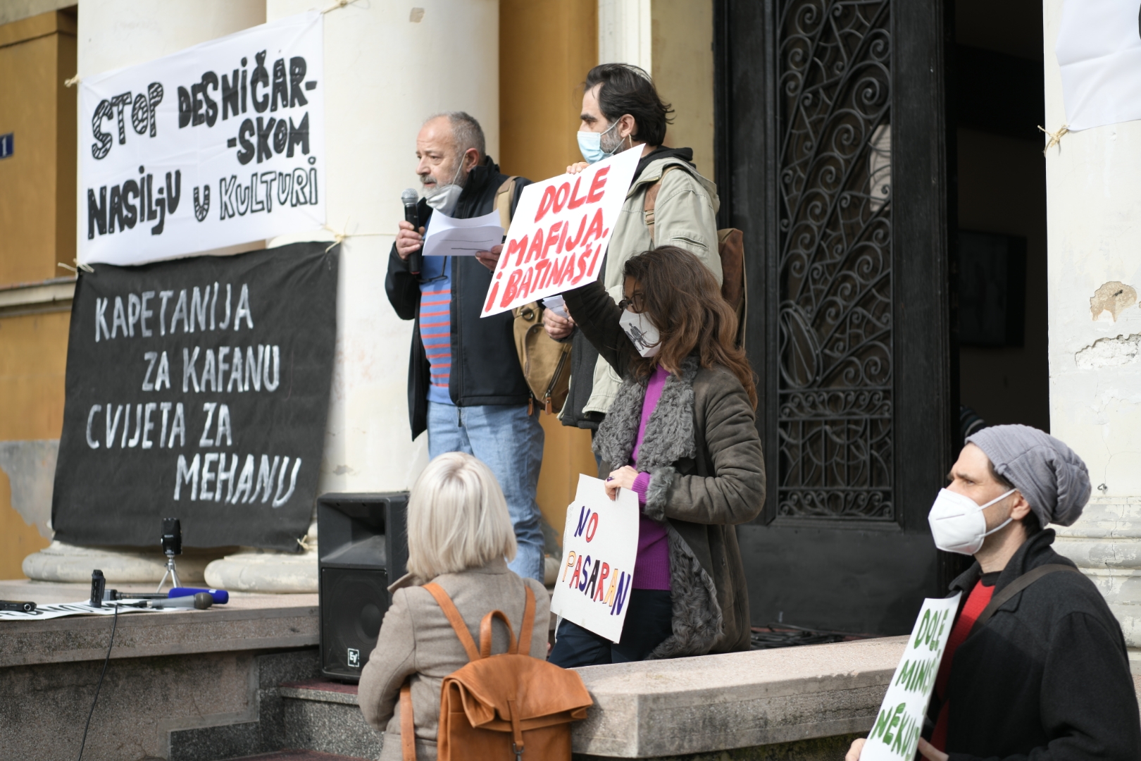 Beograd 18.10.2020. Protest ispred Cvijete Zuzoric u znak podrske umetnicima cija je izlozba iscepana u Staroj kapetaniji. Cvijeta Zuzoric, protest, umetnici, umetnik, karikature, karikaturisti, Momci