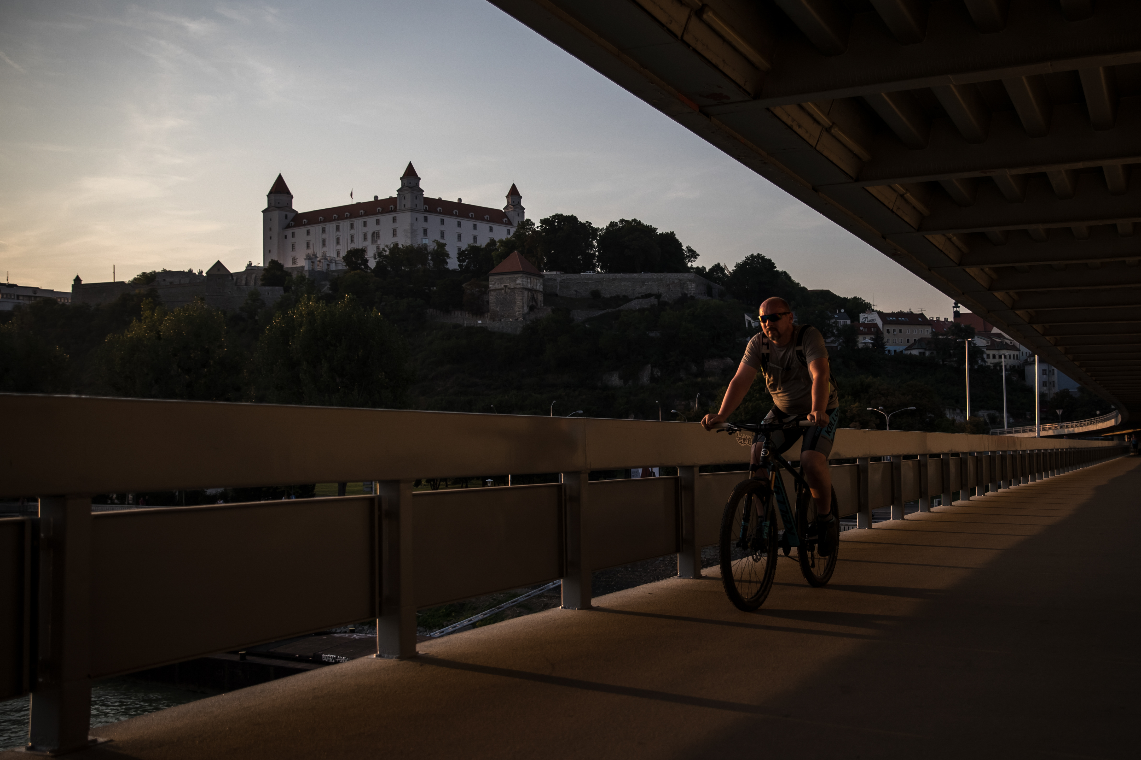 Slovačka Bratislava epa07808504 A man rides his bike during sunset in Bratislava, Slovakia, 31 August 2019.  EPA-EFE/MARTIN DIVISEK