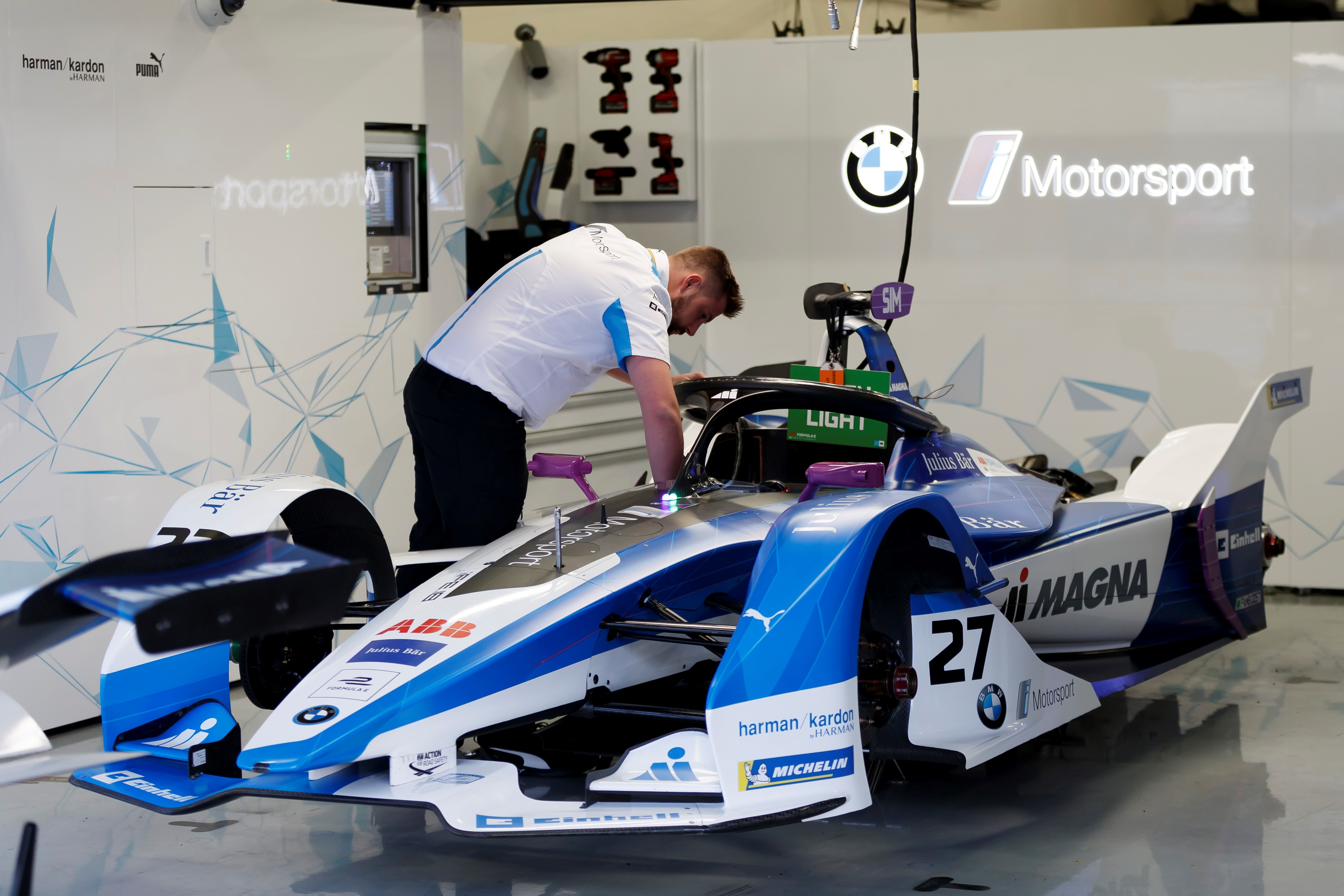 epa07373781 A mechanic of British driver Alexander Sims, of team BMW i Andretti Motorsport, works a day before the fourth Grand Prix of Formula E at the Hermanos Rodriguez race track in Mexico City, Mexico, 15 February 2019.  EPA-EFE/JOSE MENDEZ