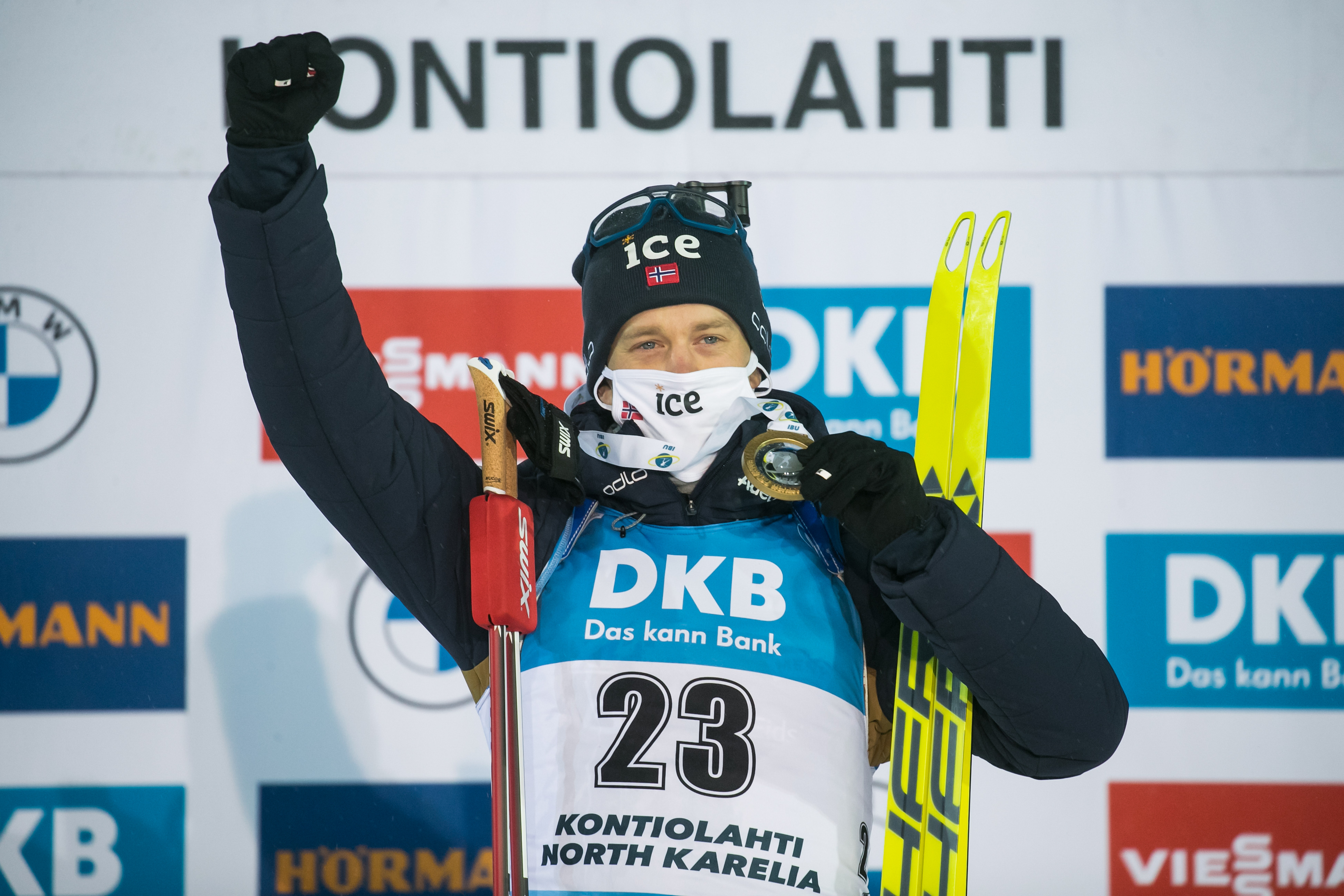 epa08859386 Tarjei Boe of Norway celebrates on the podium after winning the the men's 10 km sprint competition of the IBU Biathlon World Cup in Kontiolahti, Finland, 3 December 2020  EPA-EFE/MAURI RATILAINEN