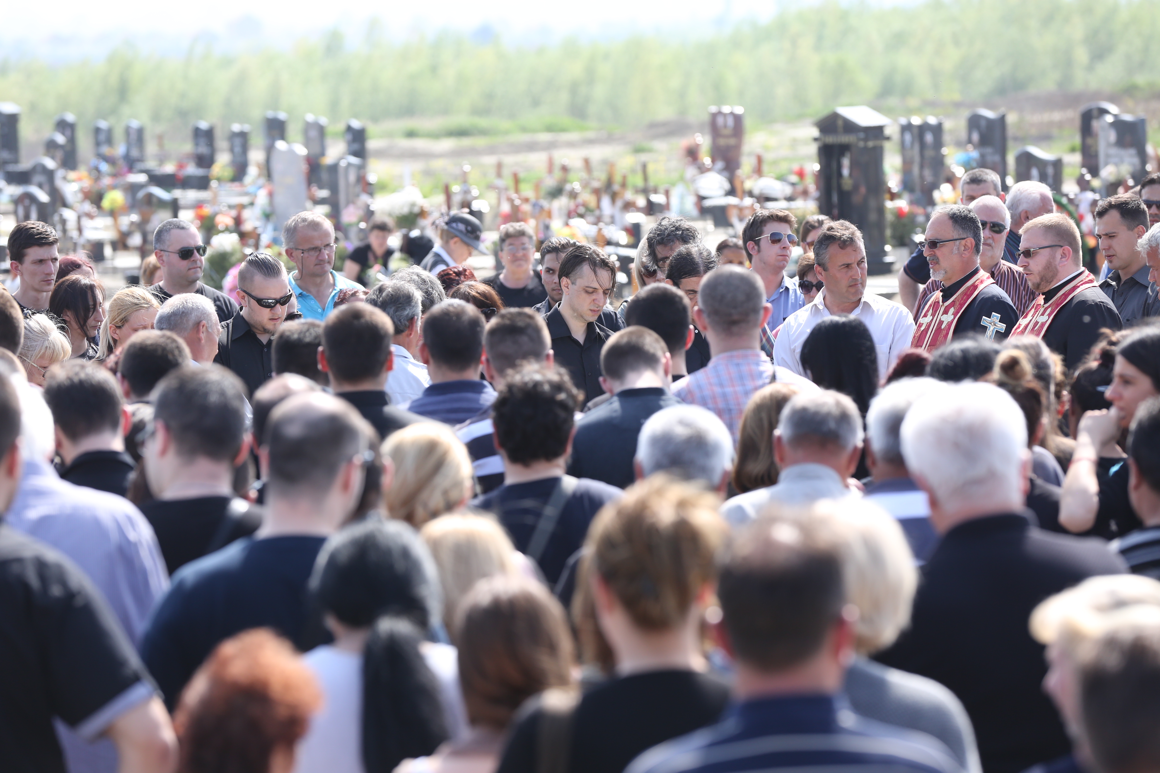Beograd 07.04.2016. Zoran Marjanović, muž, suprug. Sahrana pevačice Jelene Marjanović, Jelene Krsmanović. Jelena Marjanović, Jelena Krsmanović, ubijena pevačica, ubijena na nasipu u Borči, groblje Zbeg, Borča Foto: Goran Srdanov